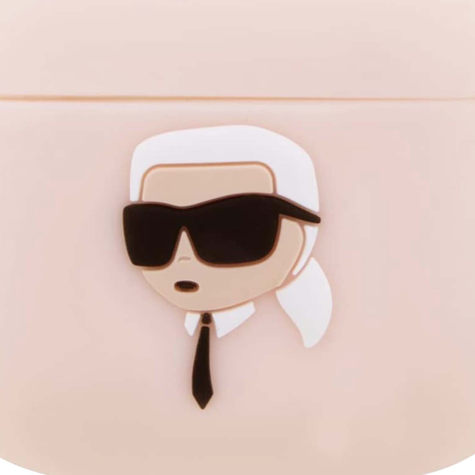 Una funda rosa con un diseño de Karl Lagerfeld. El diseño es una cara de dibujos animados con gafas de sol, cuello blanco y corbata negra.