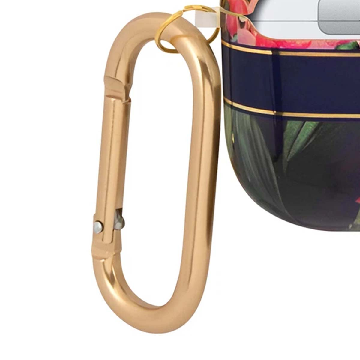 Un mosquetón dorado cuelga junto a una funda con estampado floral. La funda es azul marino con detalles dorados y una tapa blanca.