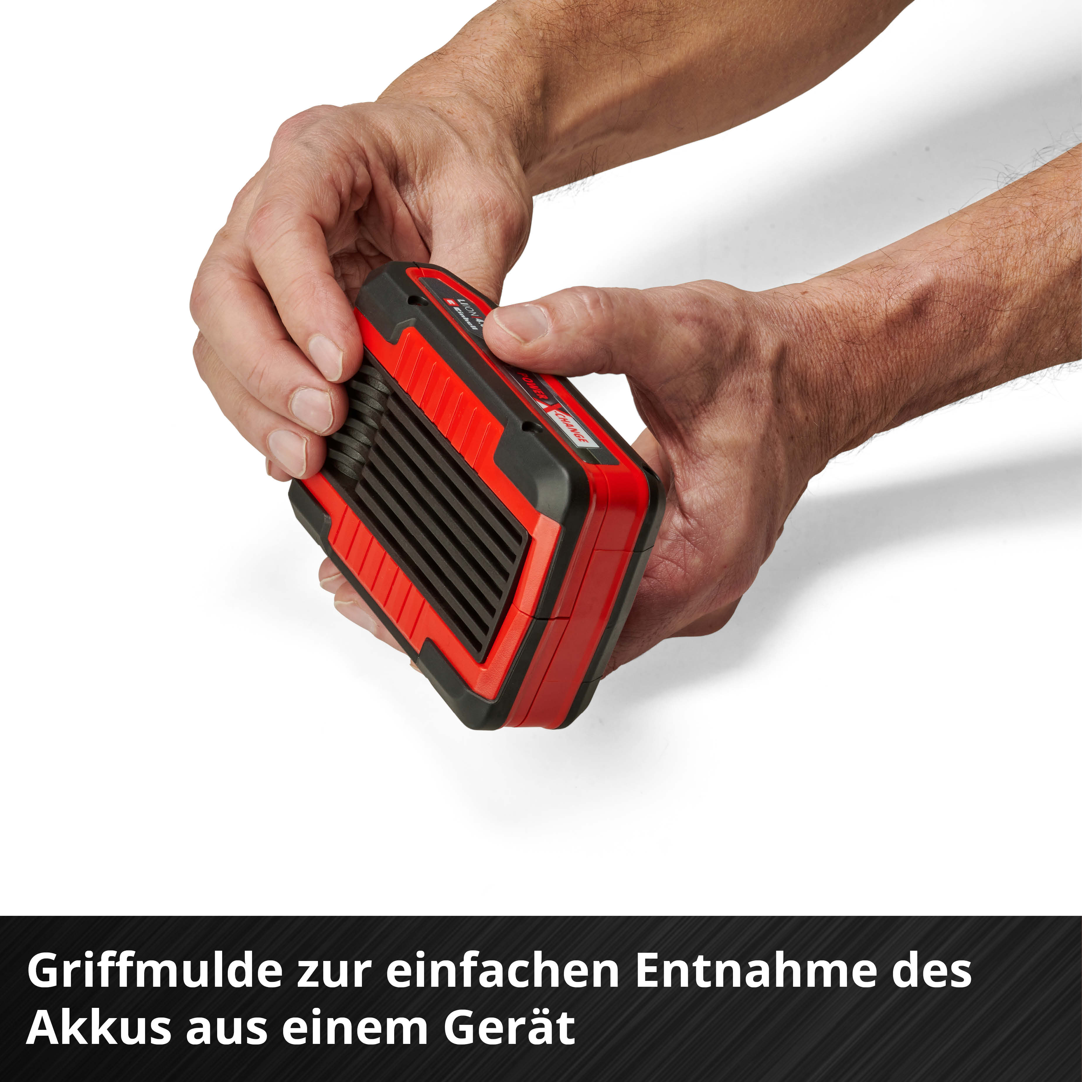 Mani che tengono una batteria rossa e nera. Griglia nera. Sfondo bianco. Il testo in basso dice 'Facile rimozione della batteria'.