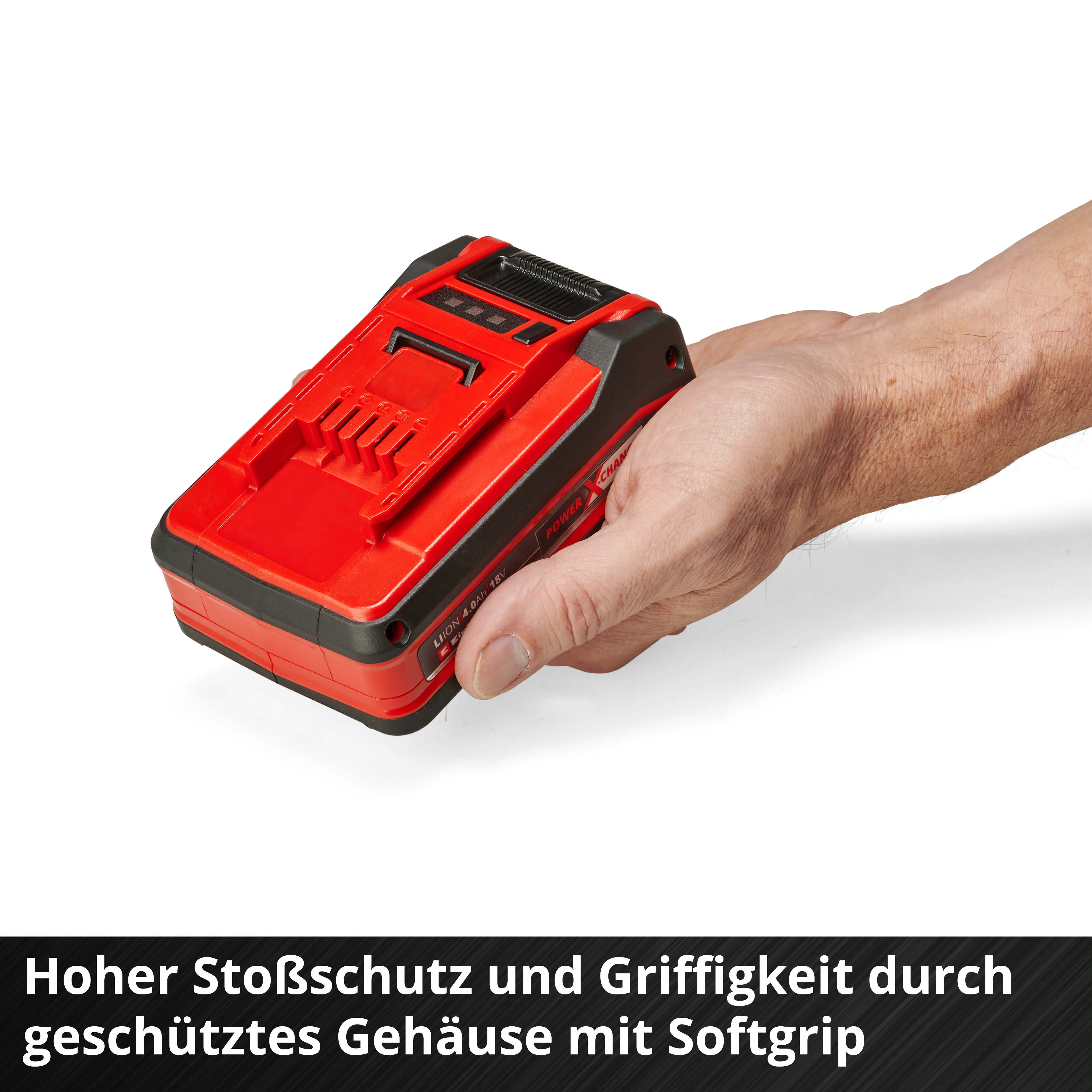 Una batteria rossa e nera per utensili elettrici è tenuta in mano. La batteria ha dettagli neri e dice 'Power X-Change'.