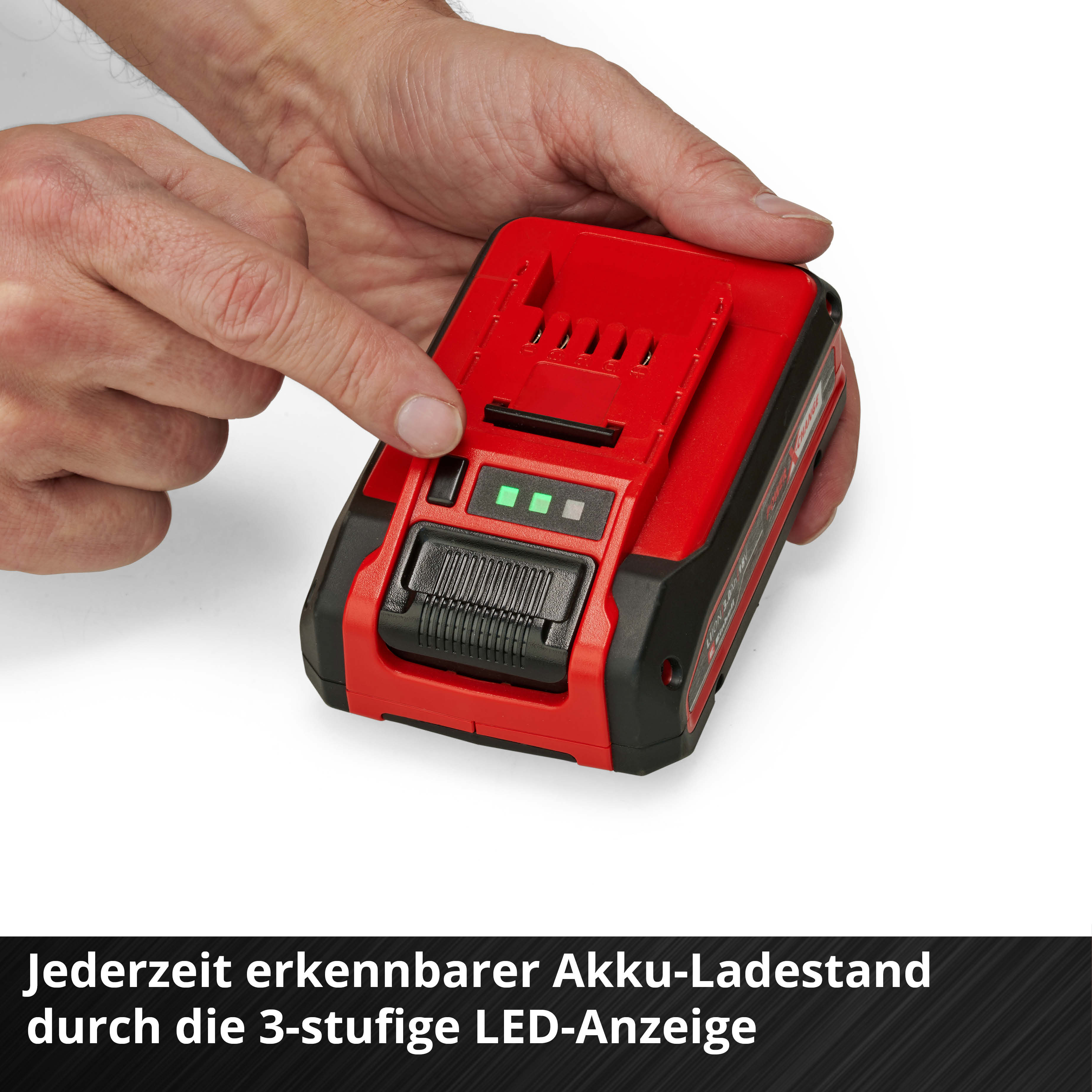 Una mano tocca una batteria rossa con indicatori LED. La batteria è nera e rossa. Sfondo bianco.