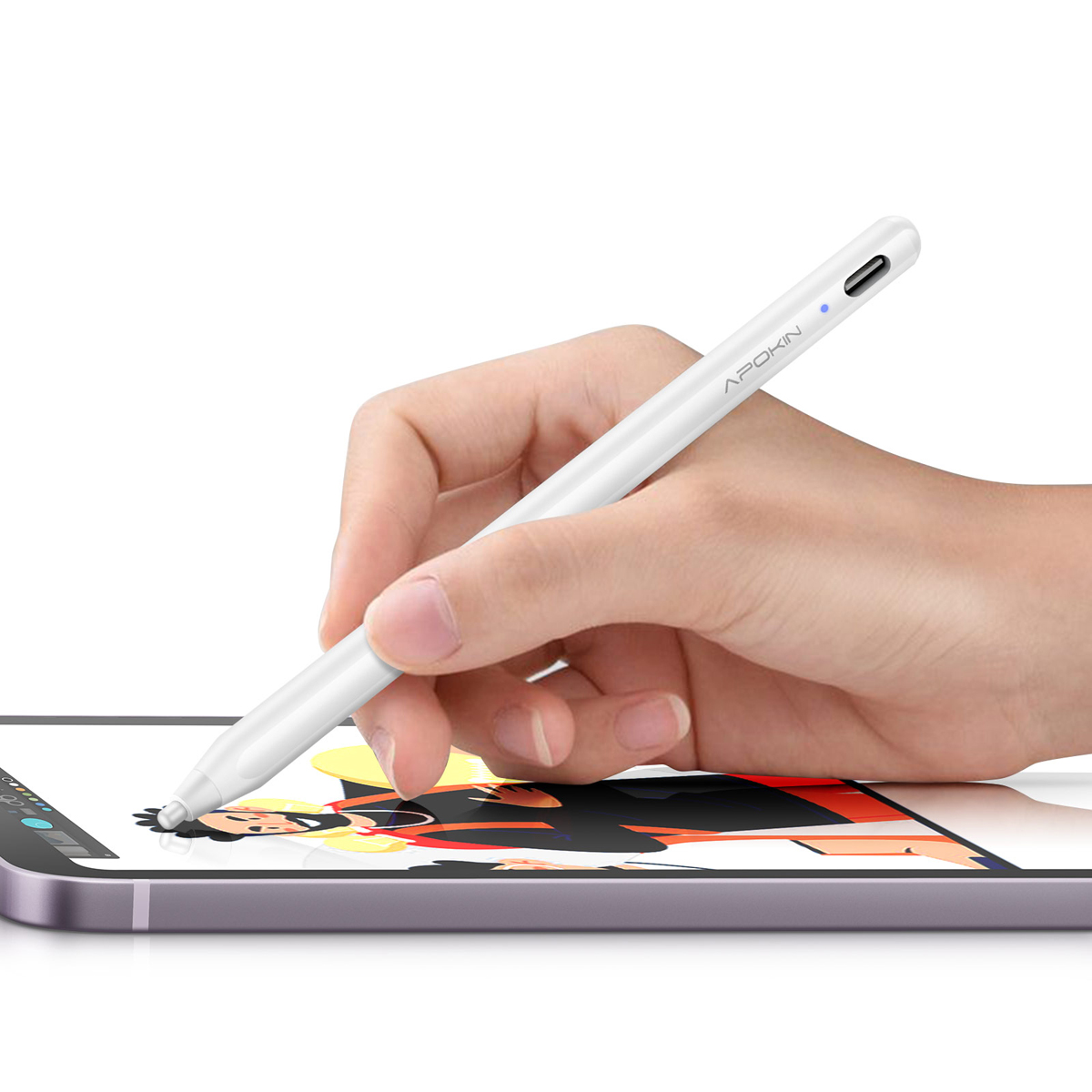 Una mano tiene uno stilo bianco, che scrive su un tablet. Il tablet mostra un'immagine di cartone animato. Lo sfondo è bianco.