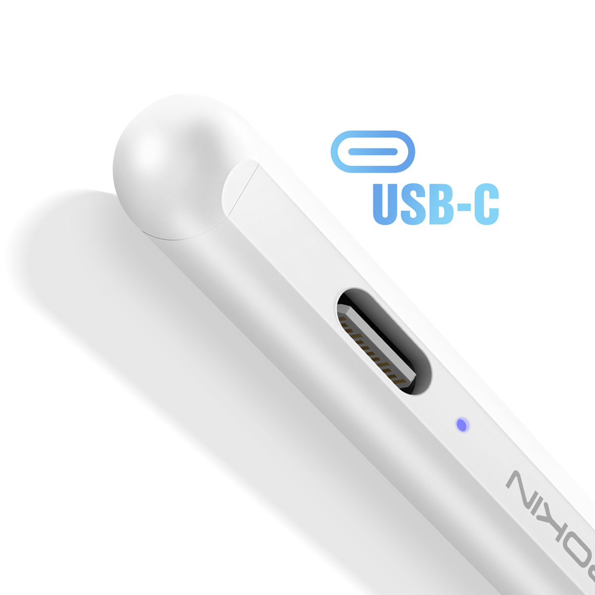 Primo piano di una penna stilo bianca con porta USB-C, spia blu e la parola USB-C. Il marchio è visibile.