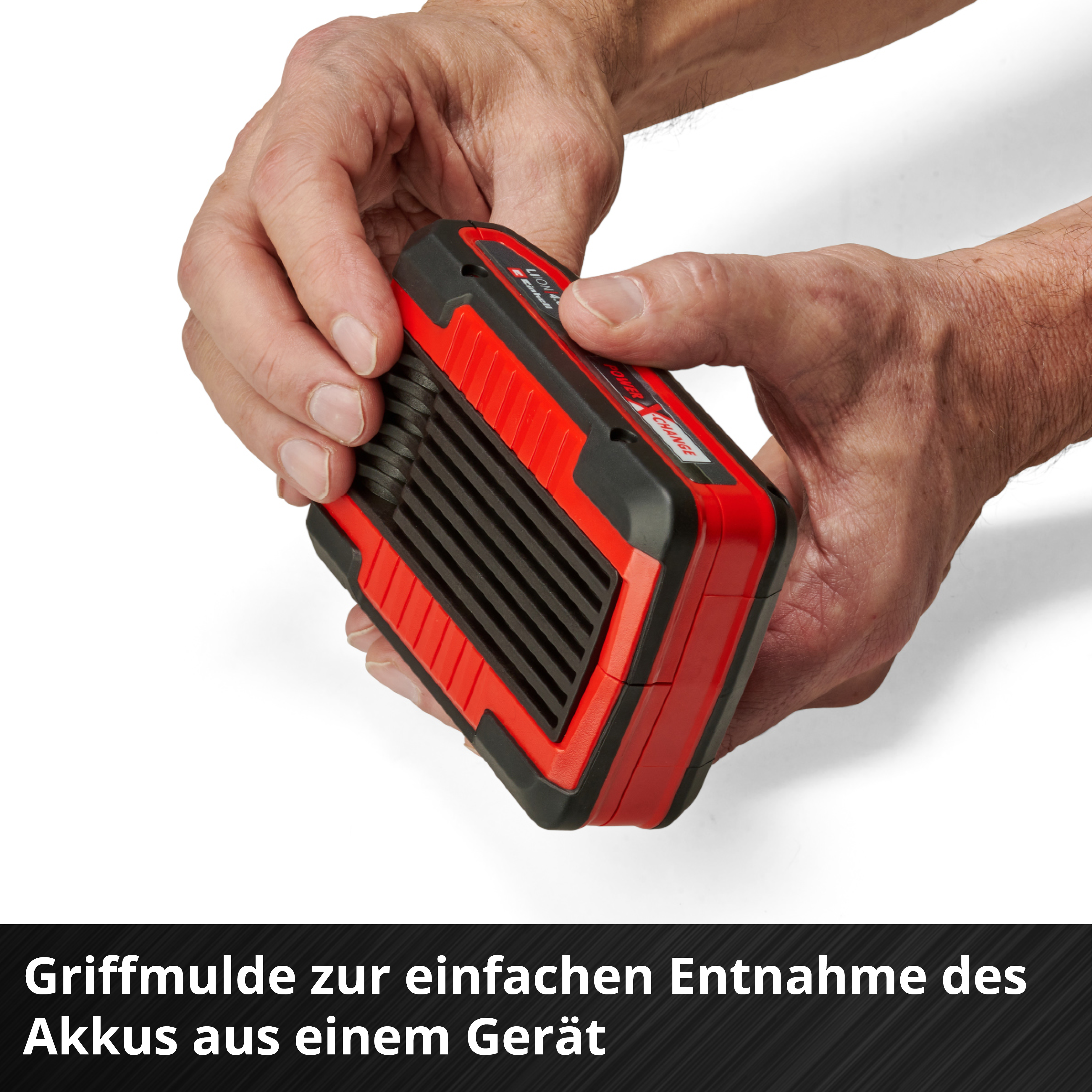 Hände halten einen rot-schwarzen Akku. Der Text beschreibt die einfache Akkuentnahme. Der Hintergrund ist weiß.