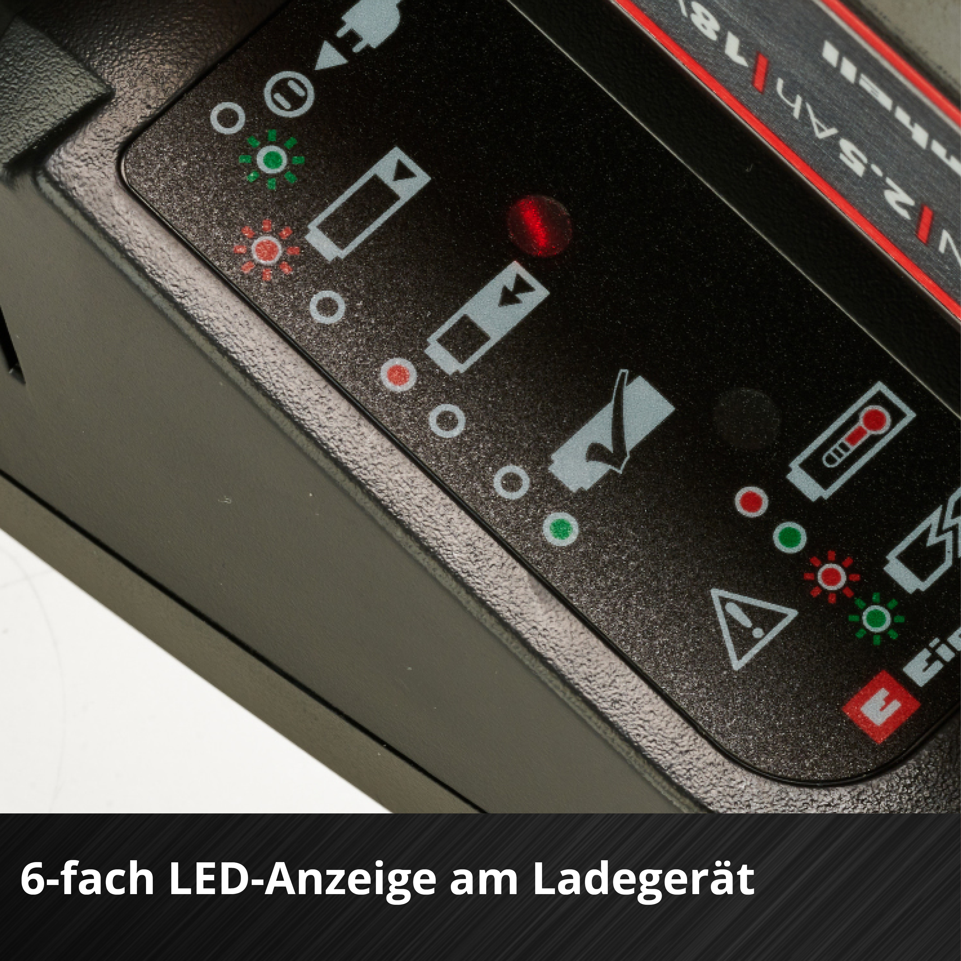 Nahaufnahme einer schwarzen Ladegeräteschnittstelle mit mehreren LED-Anzeigen. Rote und grüne Lichter leuchten. Batterieinfo angezeigt.