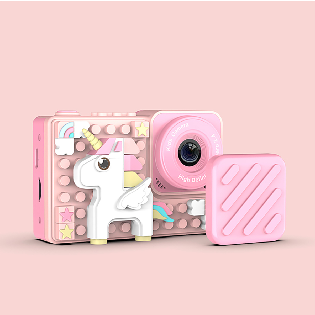 Cámara rosa para niños con diseño de unicornio. Cuenta con lente, tapa cuadrada desmontable y diseño de bloques, fondo rosa.