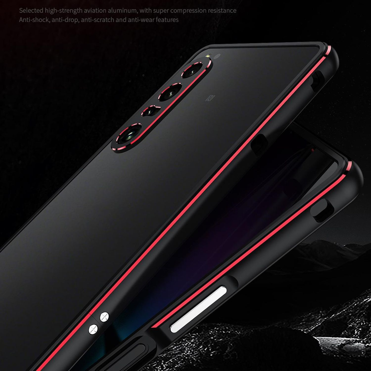 Funda negra para teléfono con detalles en rojo. Parte de la funda está abierta, revelando la pantalla del teléfono.
