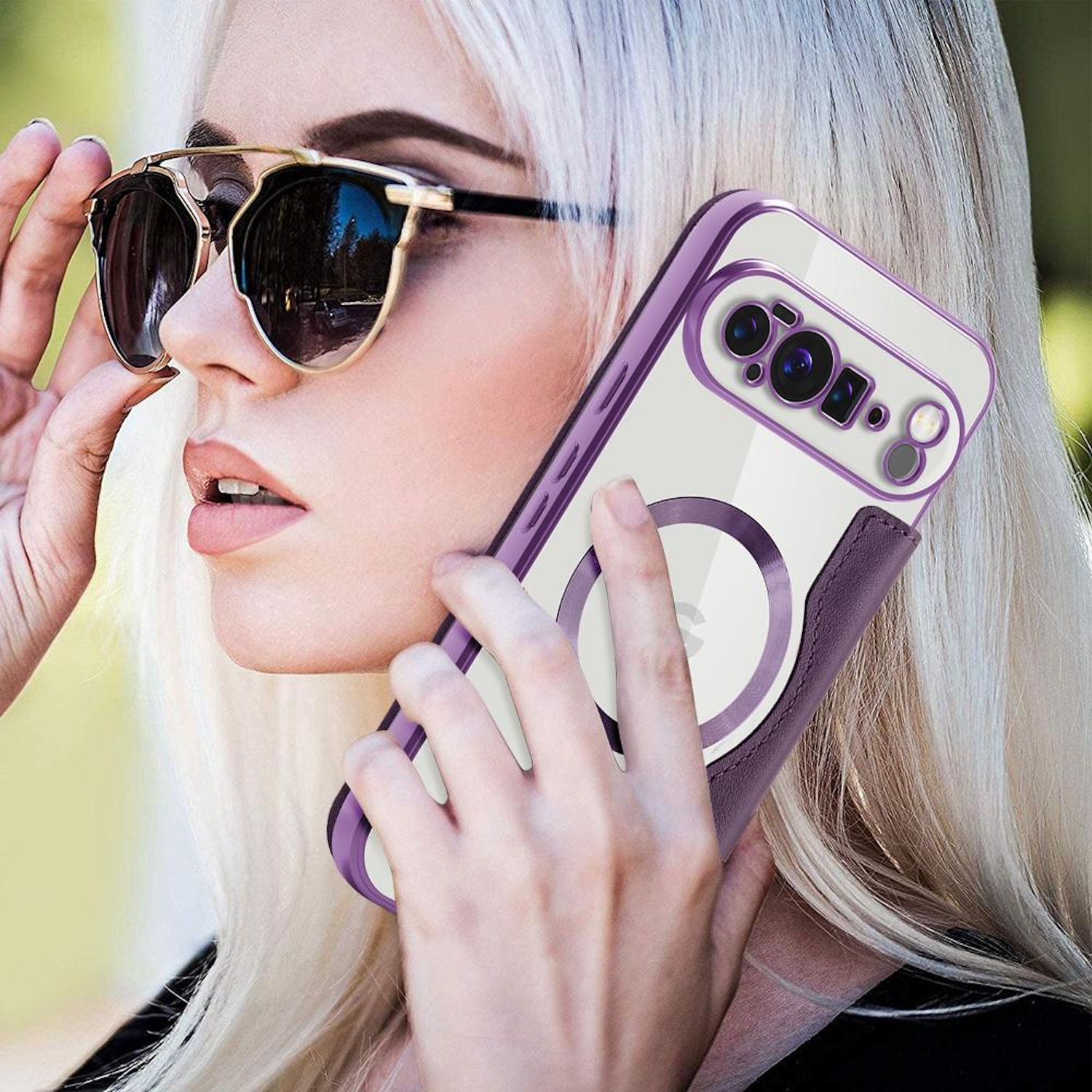 Blonde Frau mit Sonnenbrille hält ein Telefon mit lila Hülle. Das Telefon ist nah an ihrem Gesicht. Verschwommener grüner Hintergrund.