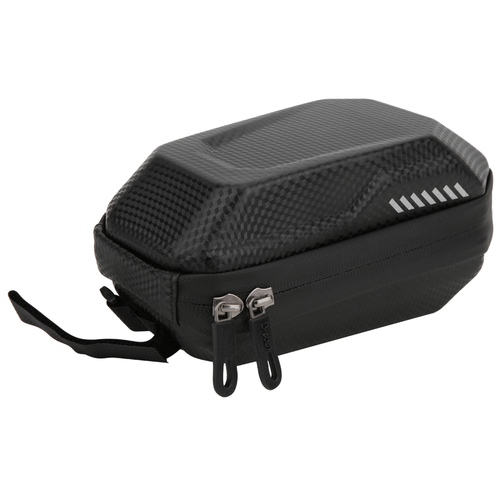 Schwarze Fahrradtasche mit Karbonfasermuster. Sie hat zwei Reißverschlüsse vorne und ein weißes Streifenmuster oben.