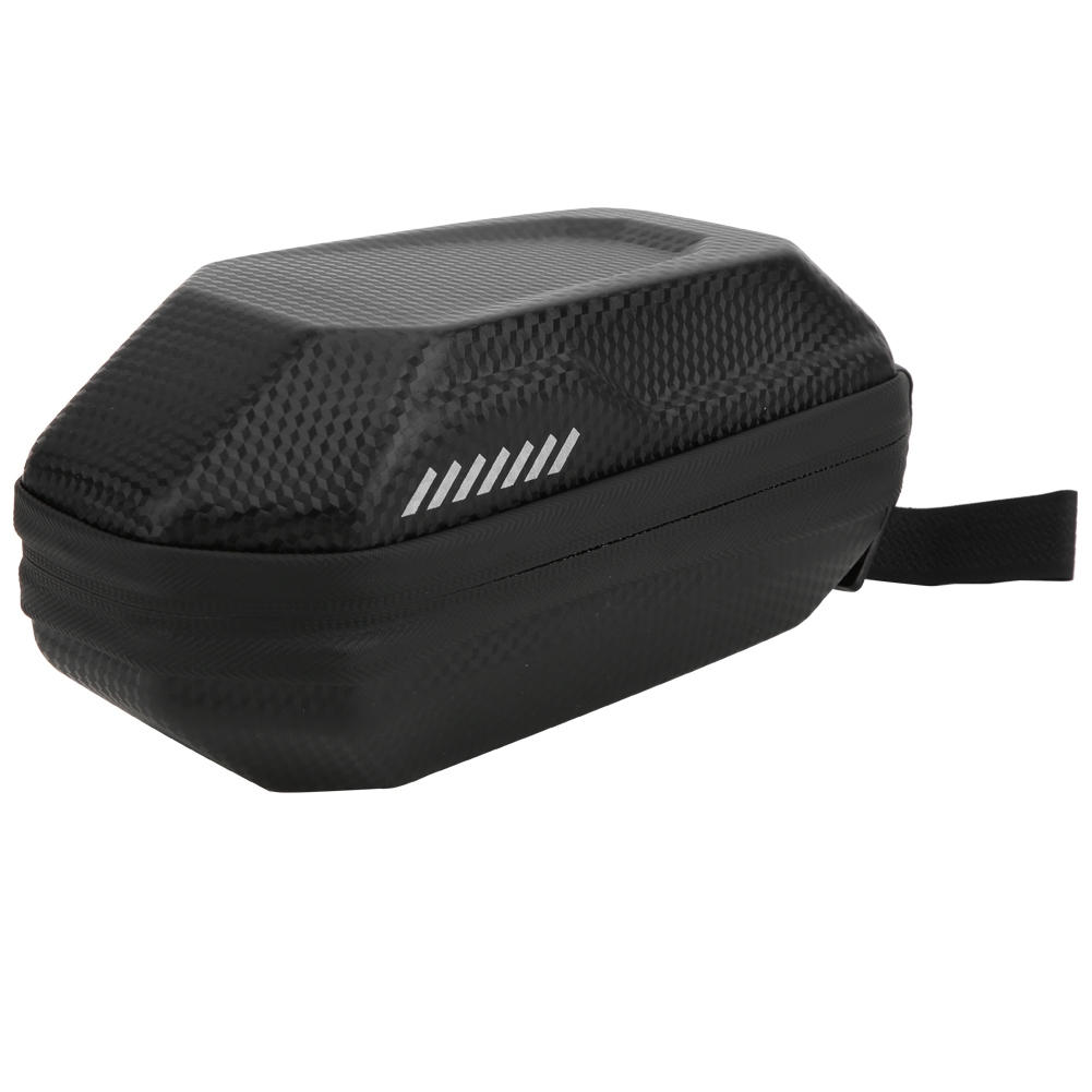 Eine schwarze, strukturierte Fahrradtasche mit geometrischem Muster. Sie hat einen Reißverschluss, einen Riemen und weiße diagonale Linien.