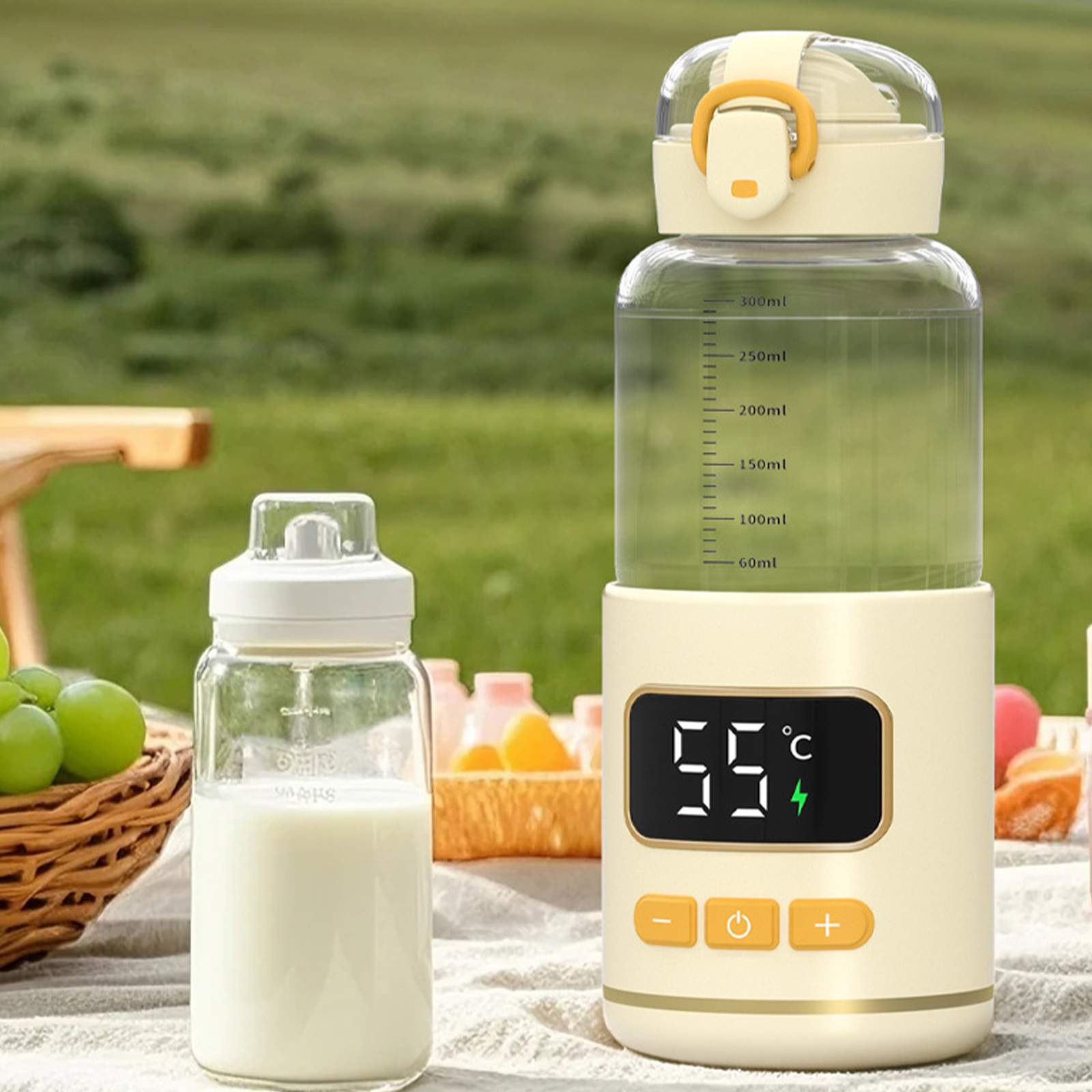 Ein cremefarbener Flaschenwärmer mit einer Wasserflasche und einer Milchflasche davor. Der Hintergrund ist eine Picknick-Szene.
