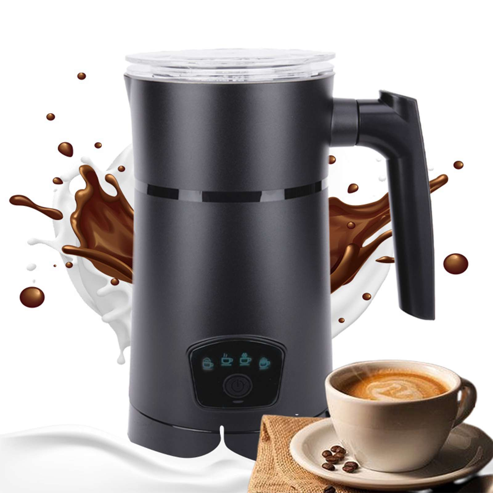 Schwarzer Milchaufschäumer mit Griff. Daneben eine Tasse Kaffee mit Schaum, Kaffeebohnen und Milchspritzer.