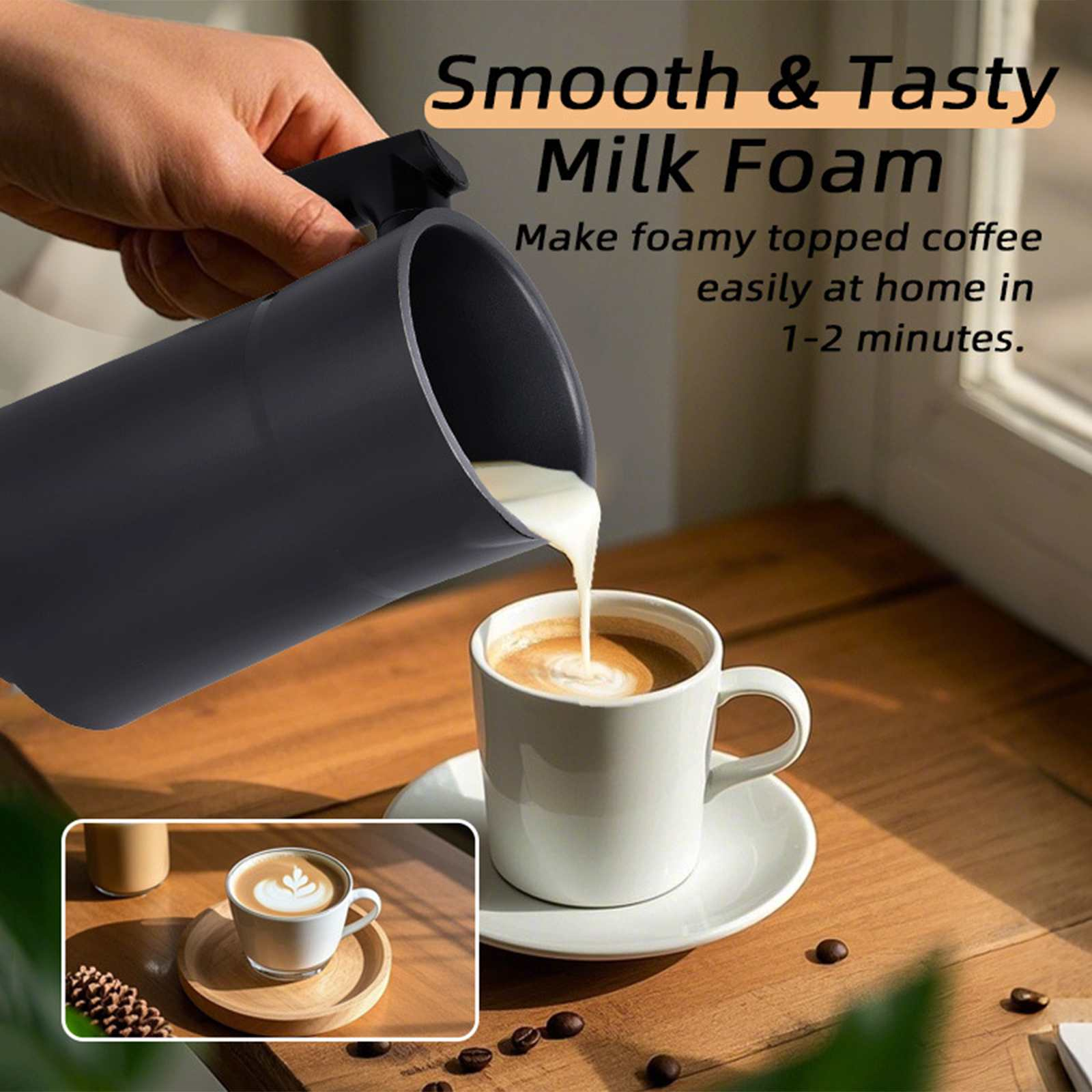 Milch wird in eine Kaffeetasse gegossen. Text: Smooth & Tasty Milk Foam. Bereiten Sie zu Hause ganz einfach Kaffee zu.