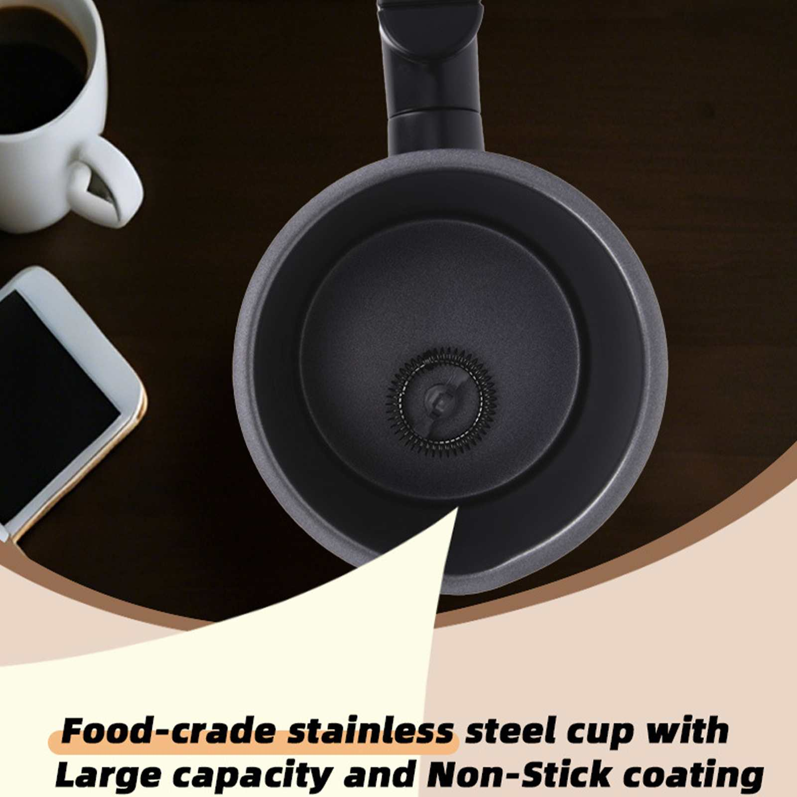 Eine schwarze Tasse mit Griff und Schäumelement steht auf dunkler Oberfläche. Eine Kaffeetasse und ein Smartphone sind ebenfalls vorhanden.