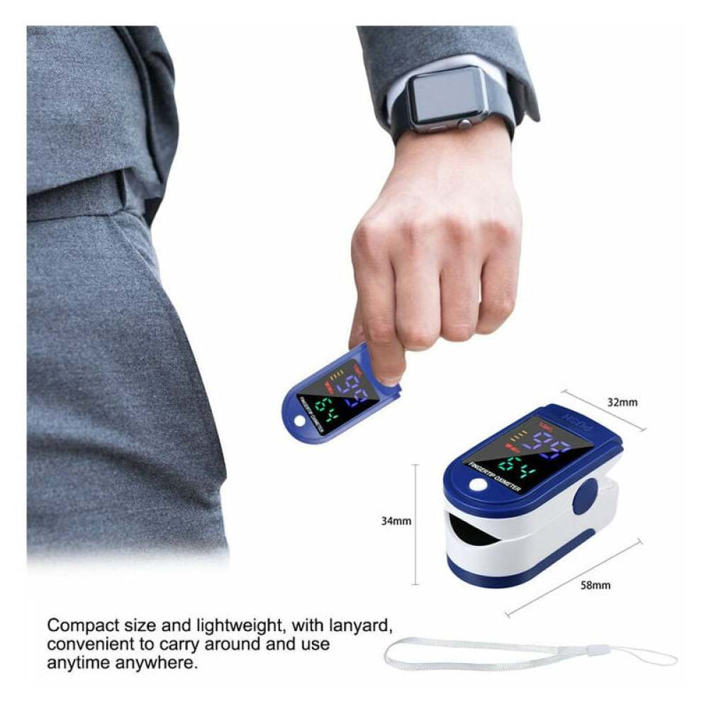 Eine Person hält ein blau-weißes Fingertip-Oximeter. Das Oximeter zeigt die Werte 64 und 99 an. Abmessungen sind angegeben.