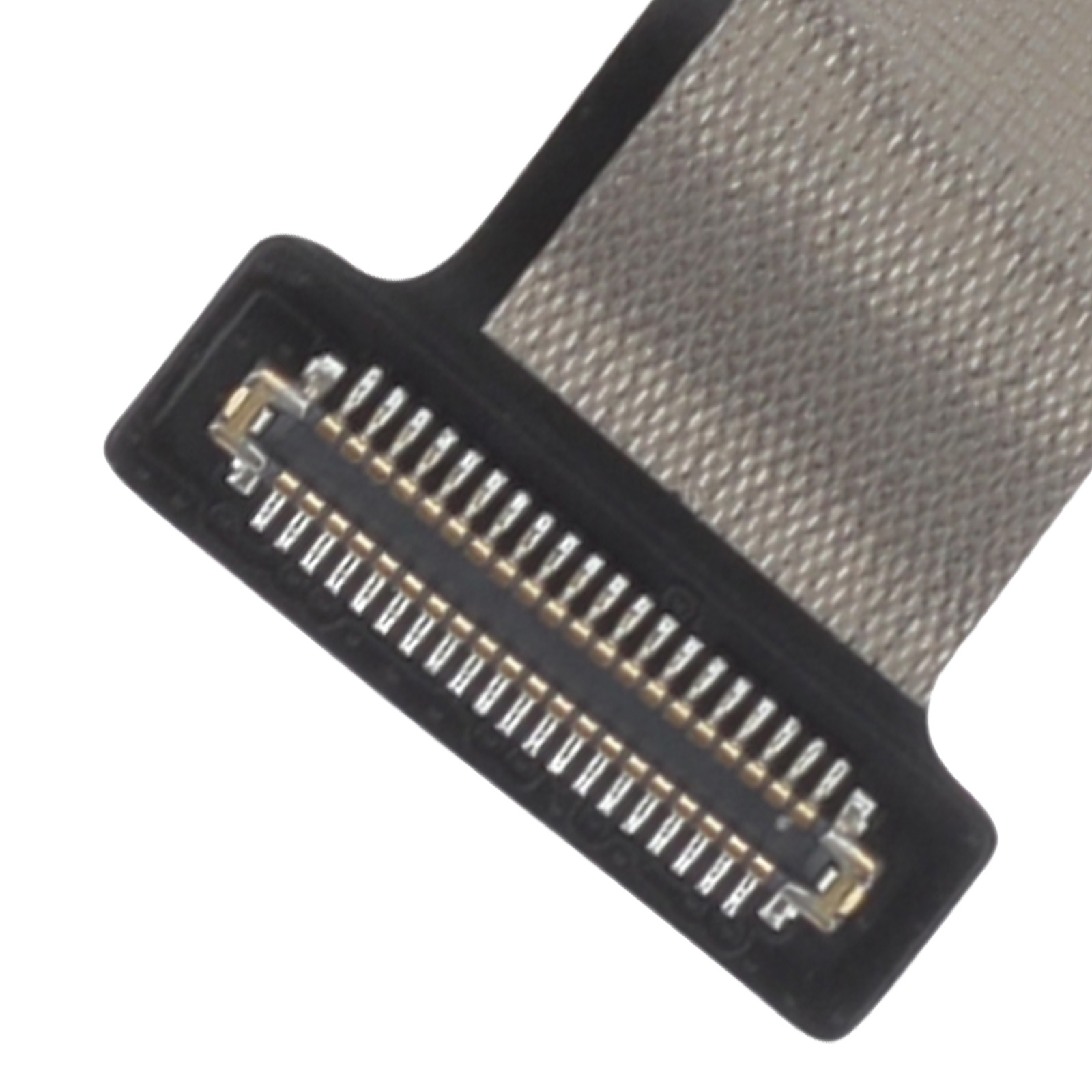 Nahaufnahme eines schwarzen Steckers mit zahlreichen Pins, verbunden mit einem silbergrauen Flachbandkabel auf weißem Hintergrund.