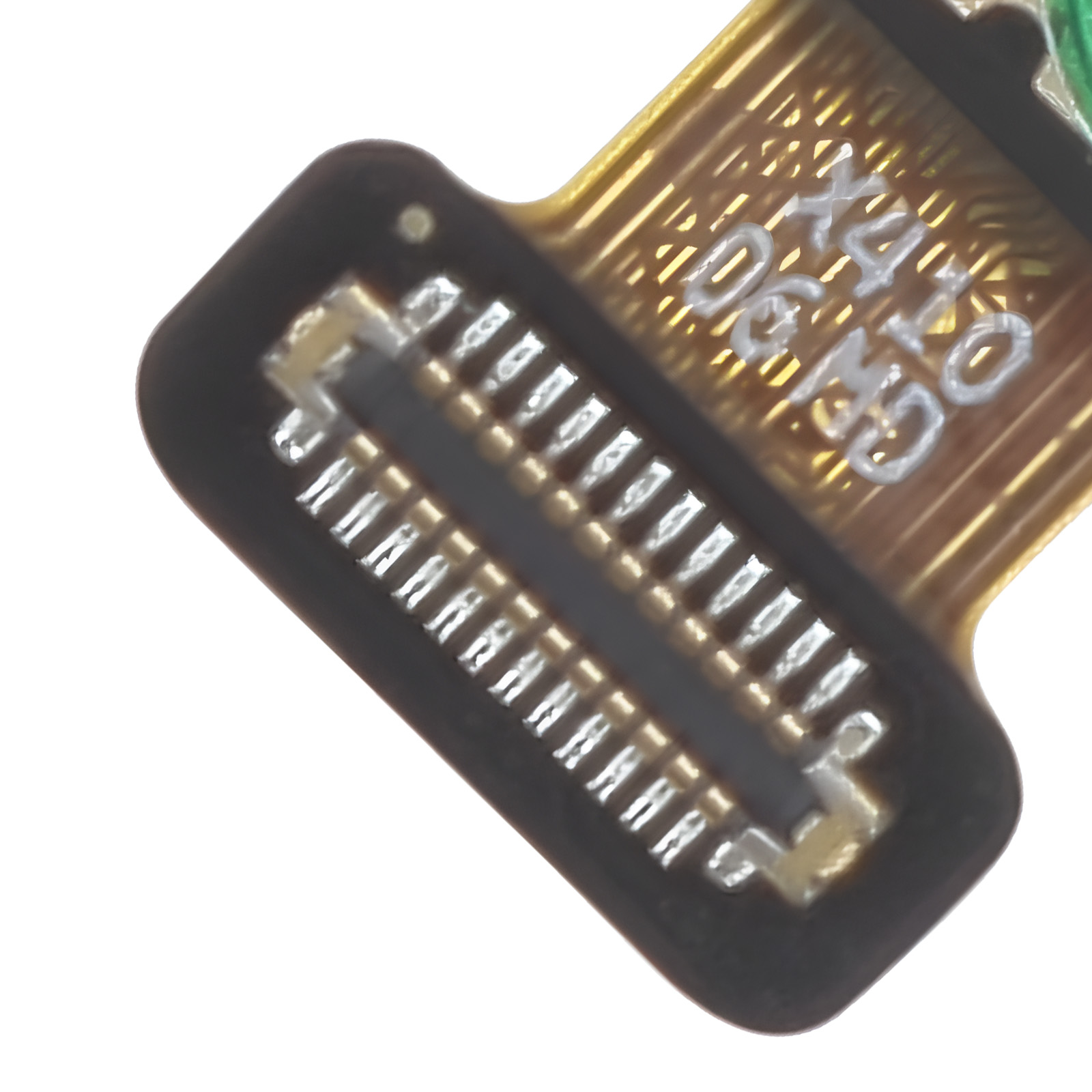 Nahaufnahme eines Leiterplattenanschlusses mit Pins. Die Platine ist schwarz und goldfarben, mit weißen Markierungen.