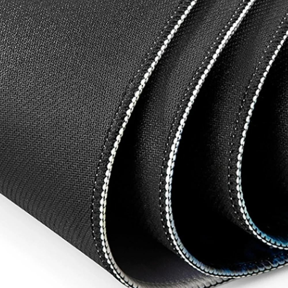 Nahaufnahme eines schwarzen Mauspads mit weiß genähten Kanten. Das Pad ist aufgerollt und zeigt die Schichten und Textur.