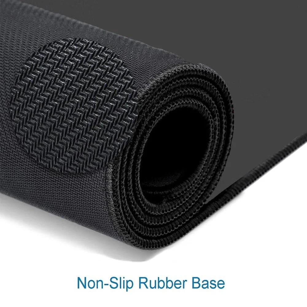 Eine aufgerollte schwarze Mauspads mit strukturierter rutschfester Gummiunterlage. Die Oberfläche ist glatt, mit einem runden strukturierten Patch.