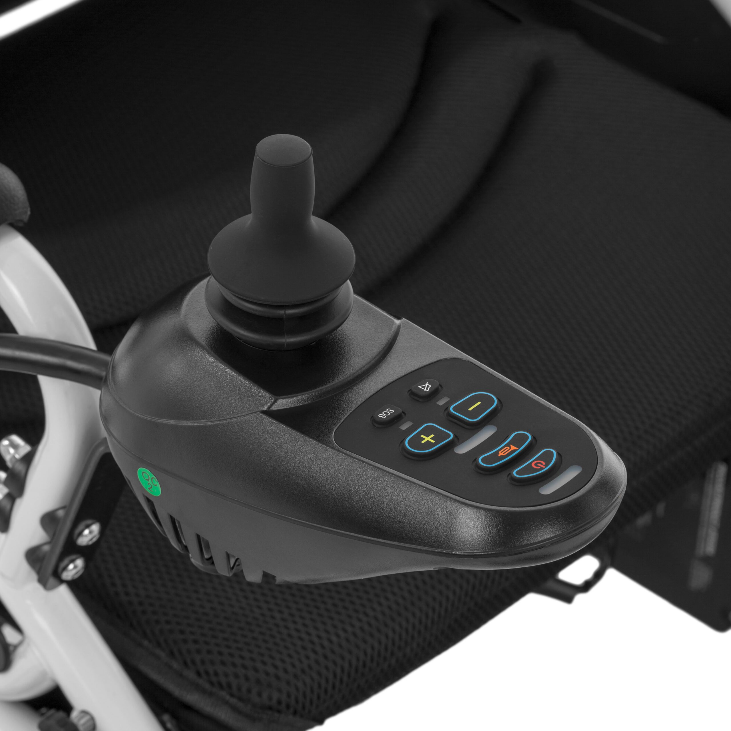 Nahaufnahme eines Rollstuhl-Joysticks. Schwarzes Bedienfeld mit Tasten. Joystick, Knöpfe mit blauen Symbolen und ein grüner Qualitätsaufkleber sind sichtbar.
