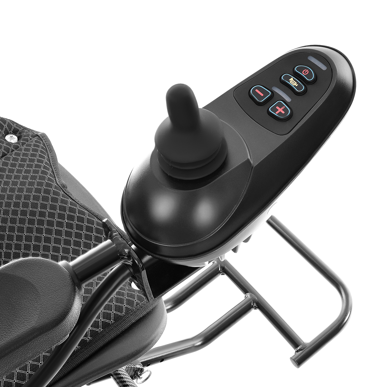 Nahaufnahme eines schwarzen Rollstuhl-Joystick-Bedienfelds mit Kn öpfen und einem Joystick. Der Sitz ist links sichtbar.