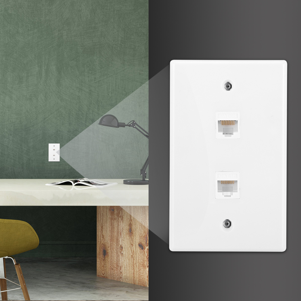 Nahaufnahme einer weißen Wandplatte mit zwei RJ45-Anschlüssen. Neben einem Schreibtisch mit Lampe und einer Steckdose.