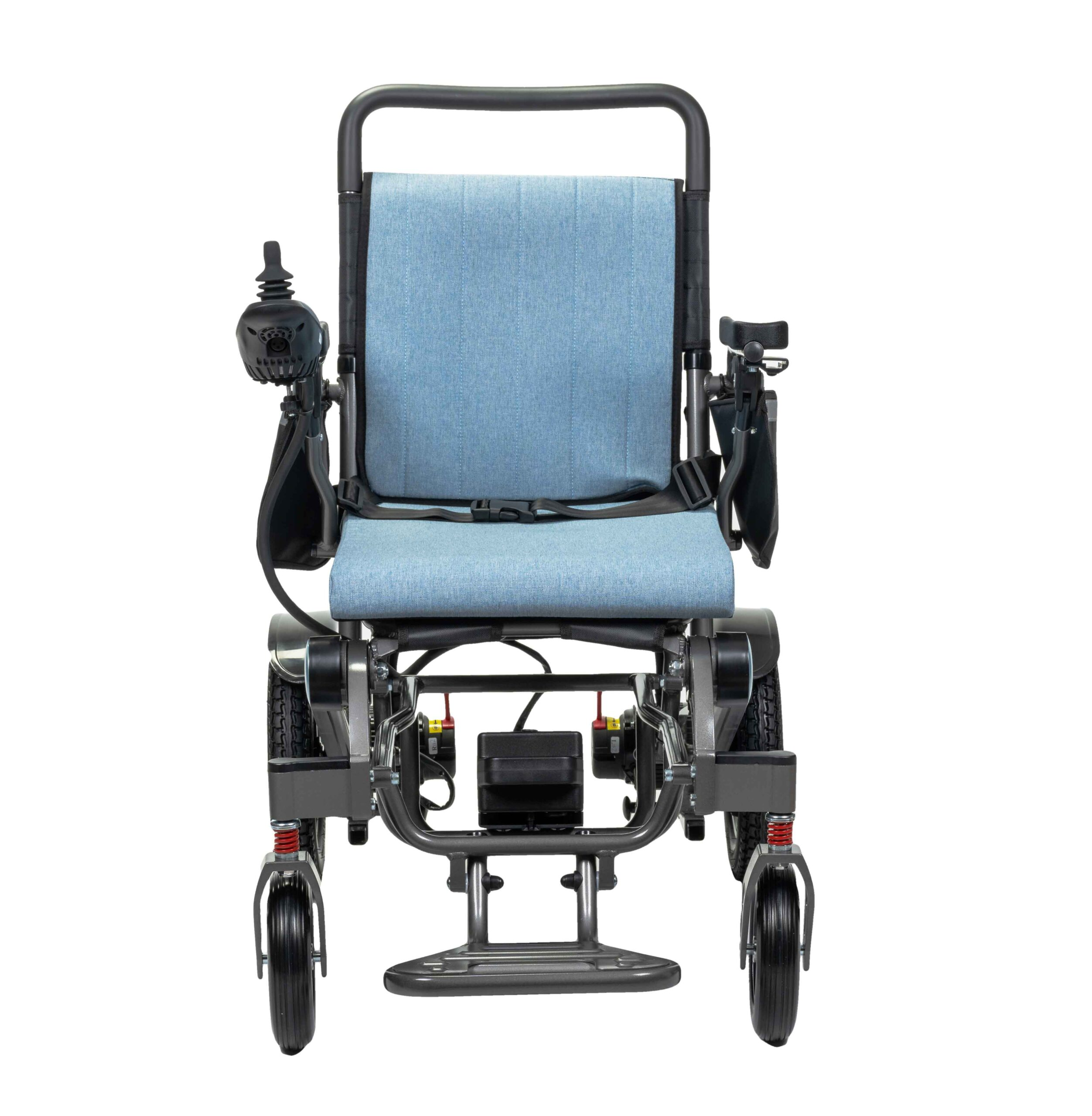Ein elektrischer Rollstuhl auf weißem Hintergrund. Er hat einen blauen Sitz, schwarze Armlehnen, einen Joystick und vier schwarze Räder.