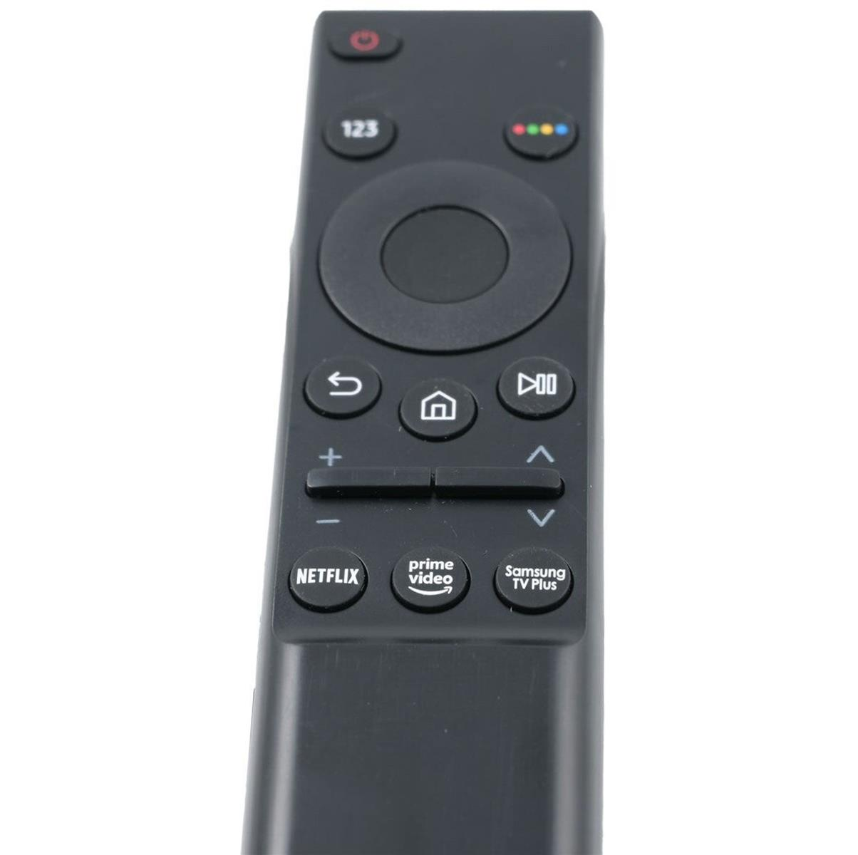 Eine schwarze Samsung-Fernbedienung. Sie hat Tasten wie Netflix, Prime Video, Lautstärkeregler, Zahlen und einen zentralen Navigationskreis.