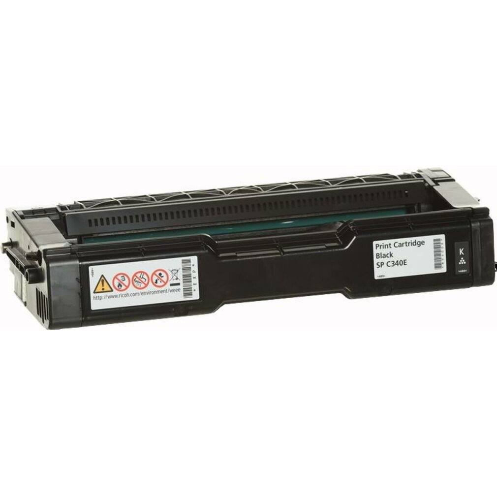 Una cartuccia di stampa Ricoh nera per stampanti SP C340E. Ha un'etichetta con avvertenze e un indirizzo web. Sfondo bianco.