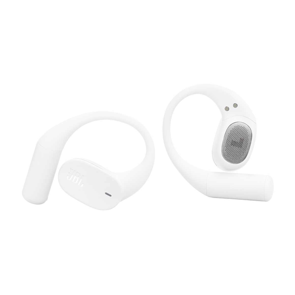 Due auricolari bianchi JBL. Uno mostra il logo JBL. Ognuno ha un design curvo con un altoparlante e un gancio per l'orecchio.