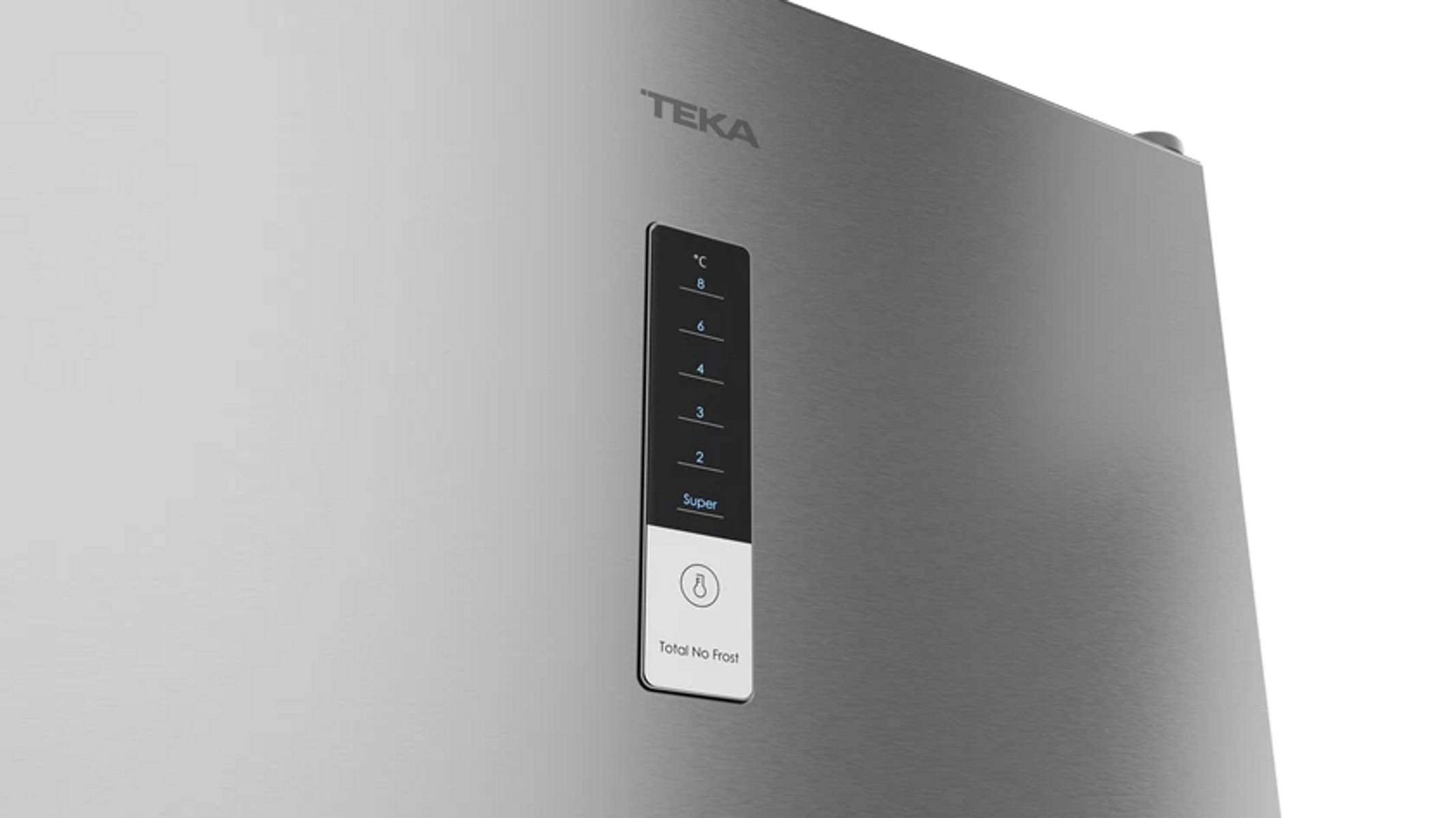 Primer plano de una puerta plateada de refrigerador Teka. Tiene una pantalla digital para la configuración de temperatura y 'Total No Frost'.
