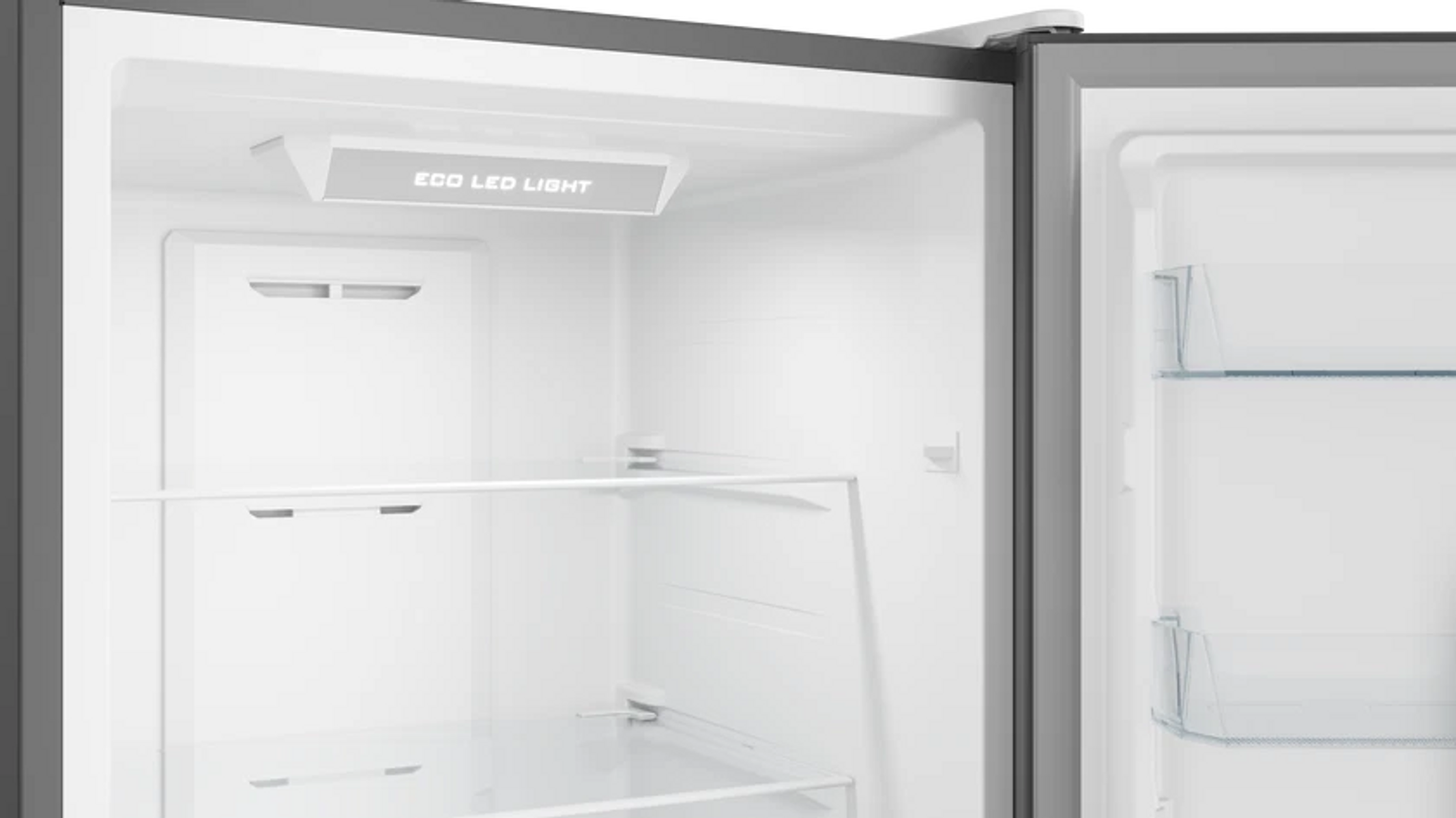 Interior de refrigerador abierto. Estantes y paredes blancas. Luz LED arriba. Puerta abierta a la derecha.
