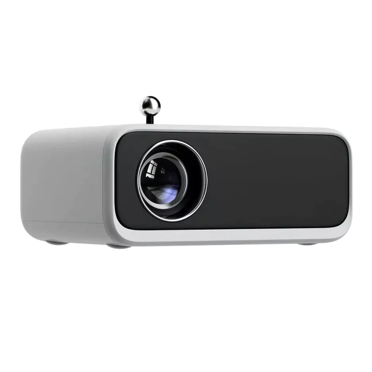 Un proyector blanco y negro. Tiene una lente, una bola plateada encima y está aislado sobre un fondo blanco.