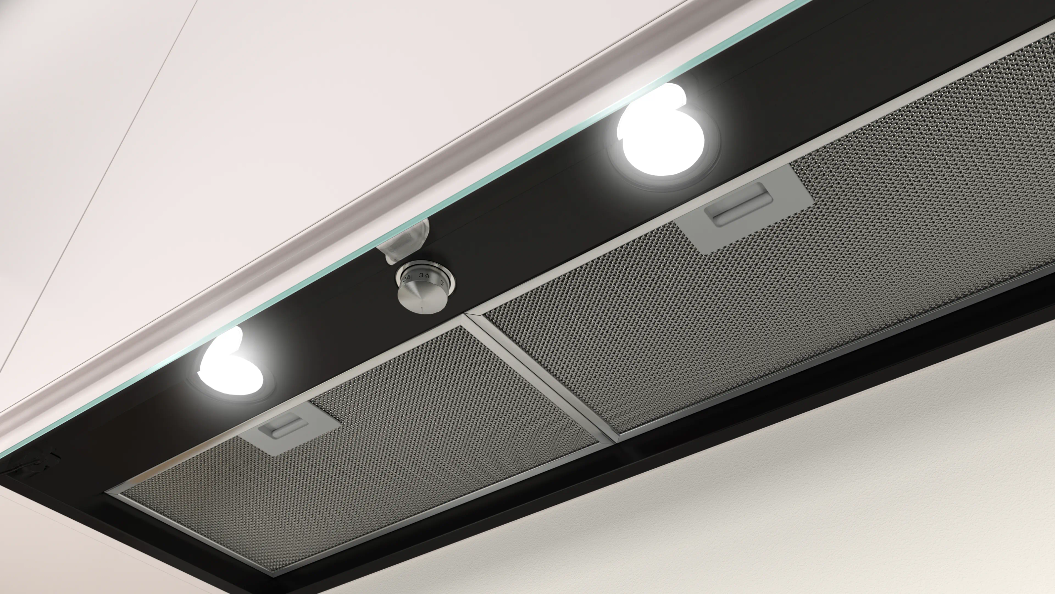 Primer plano de una campana extractora de cocina. Presenta luces, un filtro de malla y perillas de control. El fondo es una pared blanca.
