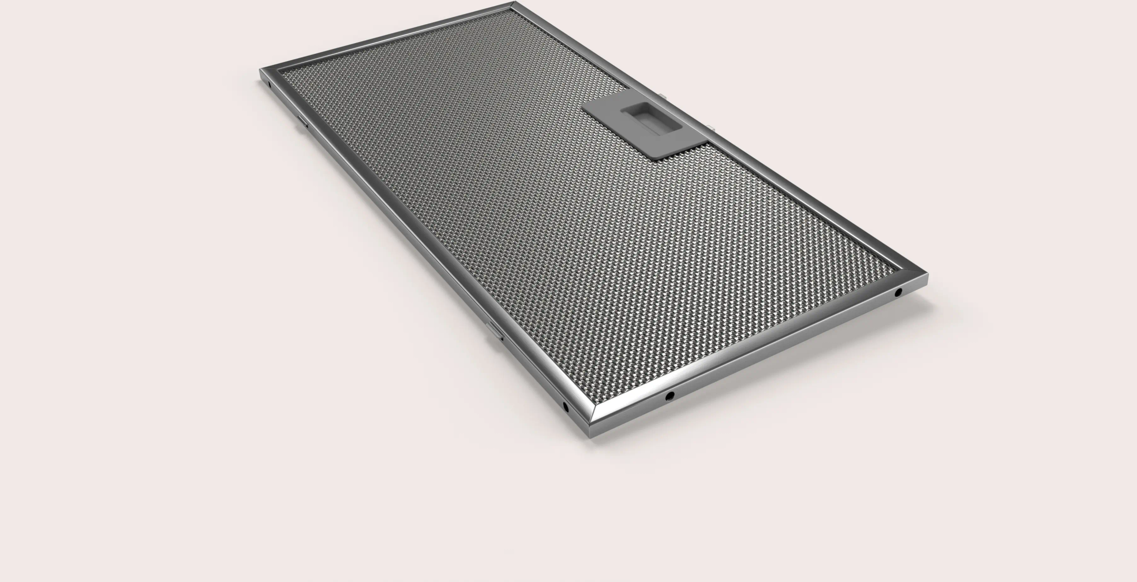 Un filtro rectangular metálico de campana extractora. Tiene una malla fina y un asa de plástico gris. El fondo es blanco.