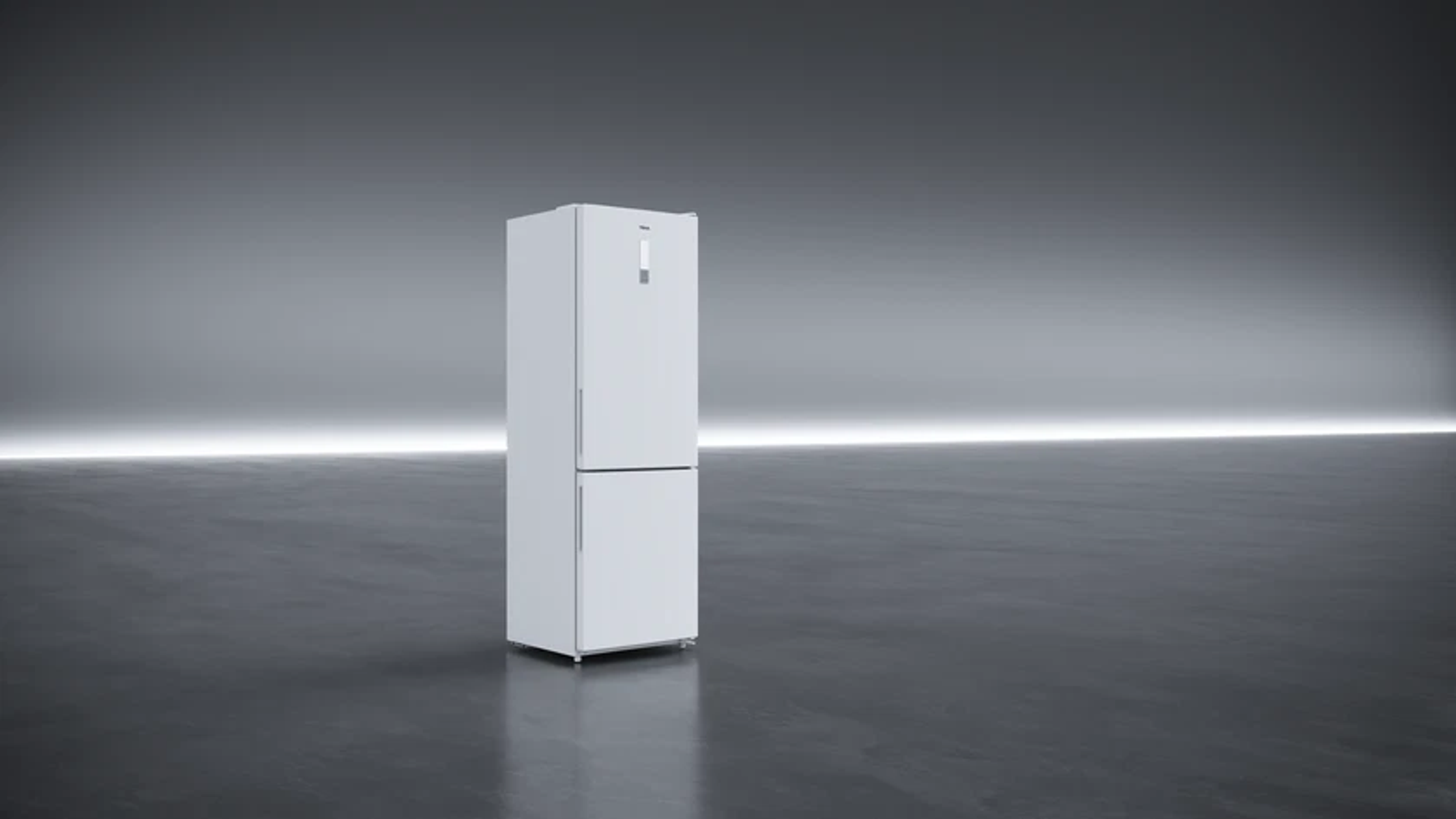 Biała lodówka stoi w szarym studio. Lodówka ma dwoje drzwi. Pasek świetlny jest w tle.