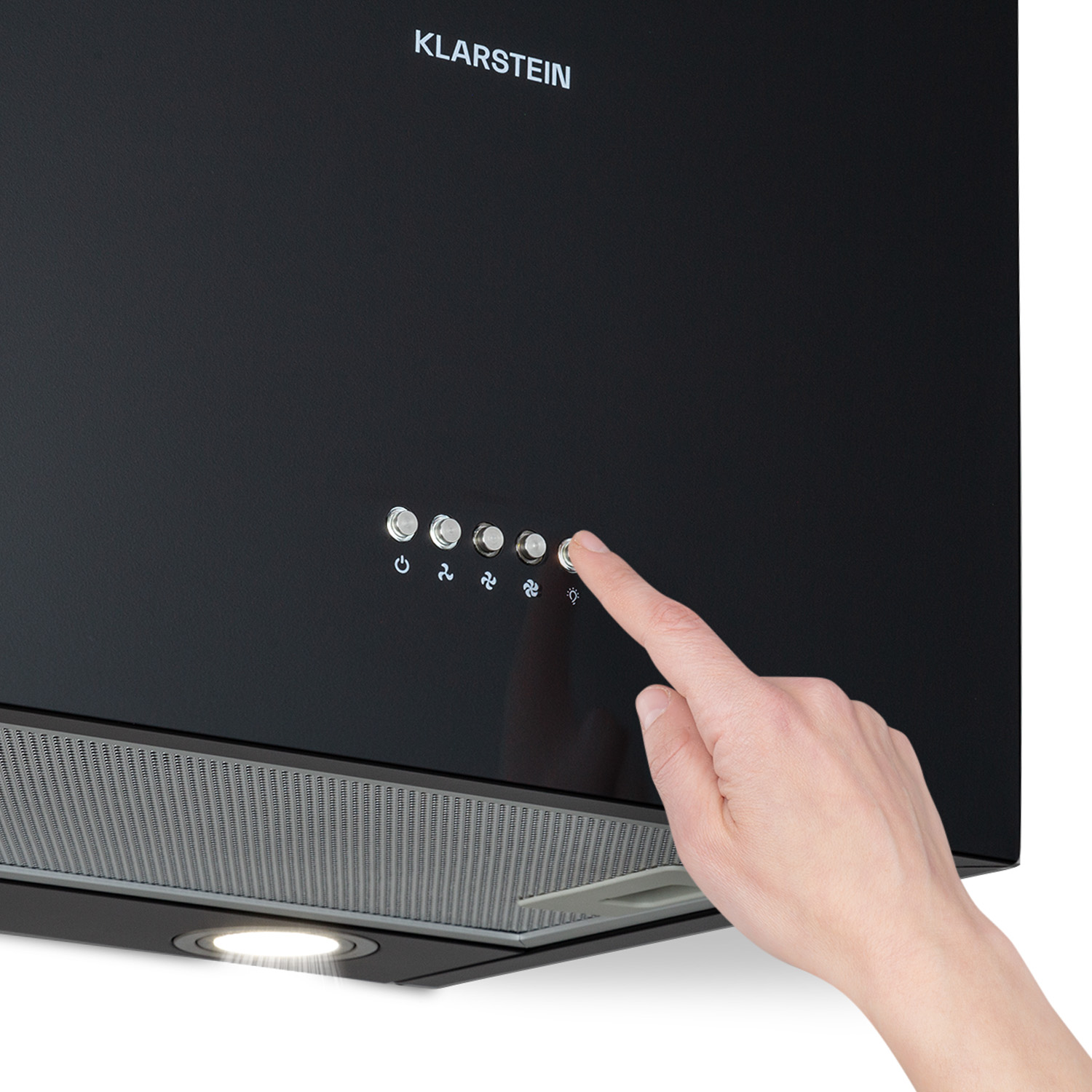 Eine Hand drückt eine Taste auf einer schwarzen Dunstabzugshaube. Der Markenname Klarstein ist sichtbar. Die Haube hat ein Licht und ein metallisches Gitter.