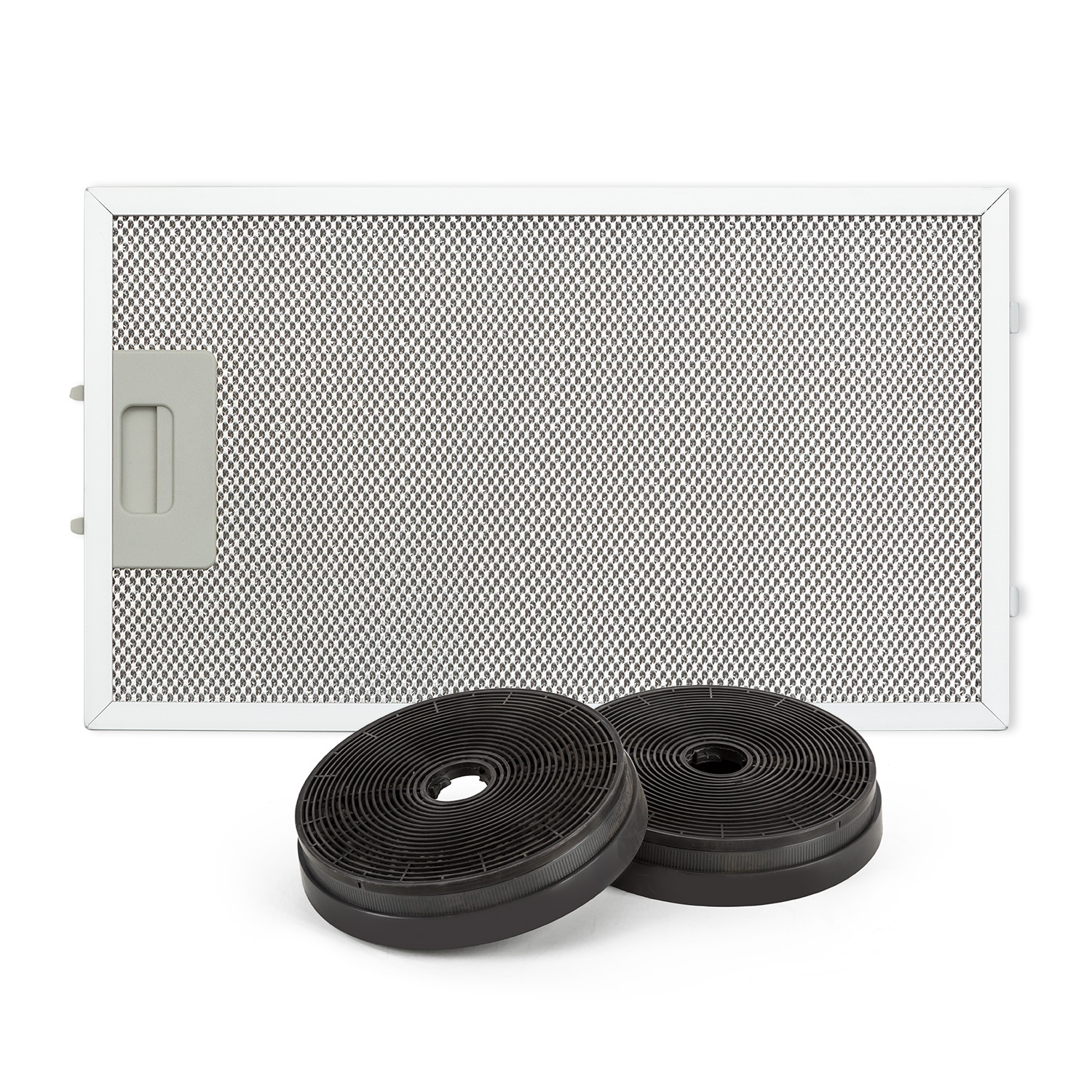 Ein Dunstabzugsfilter und zwei schwarze Aktivkohlefilter liegen auf weißem Untergrund. Der Filter ist graues Metall mit weißem Rahmen.