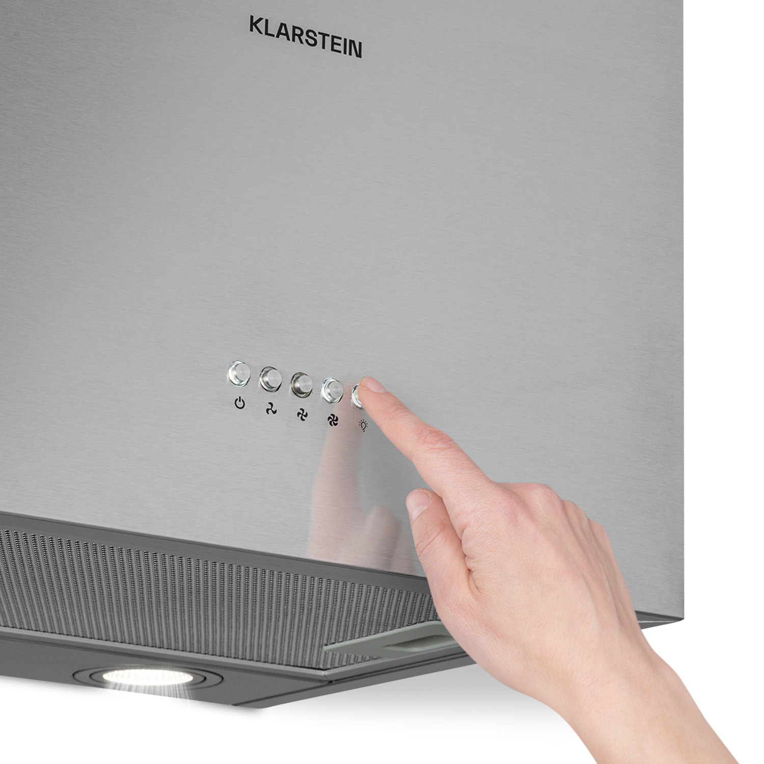 Eine Hand berührt eine Taste an einer Edelstahl-Dunstabzugshaube. Die Haube hat ein Licht und Klarstein steht darauf.