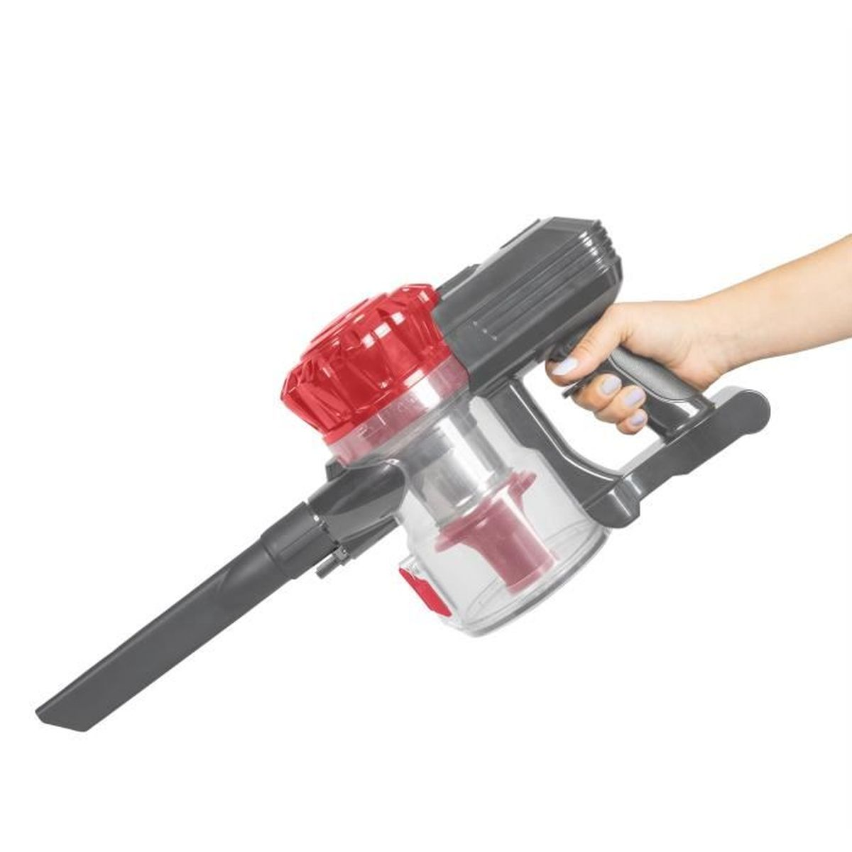 Eine Hand hält einen grauen und roten kabellosen Staubsauger. Der Staubsauger hat einen transparenten Staubbehälter und eine schwarze Düse. Weißer Hintergrund.
