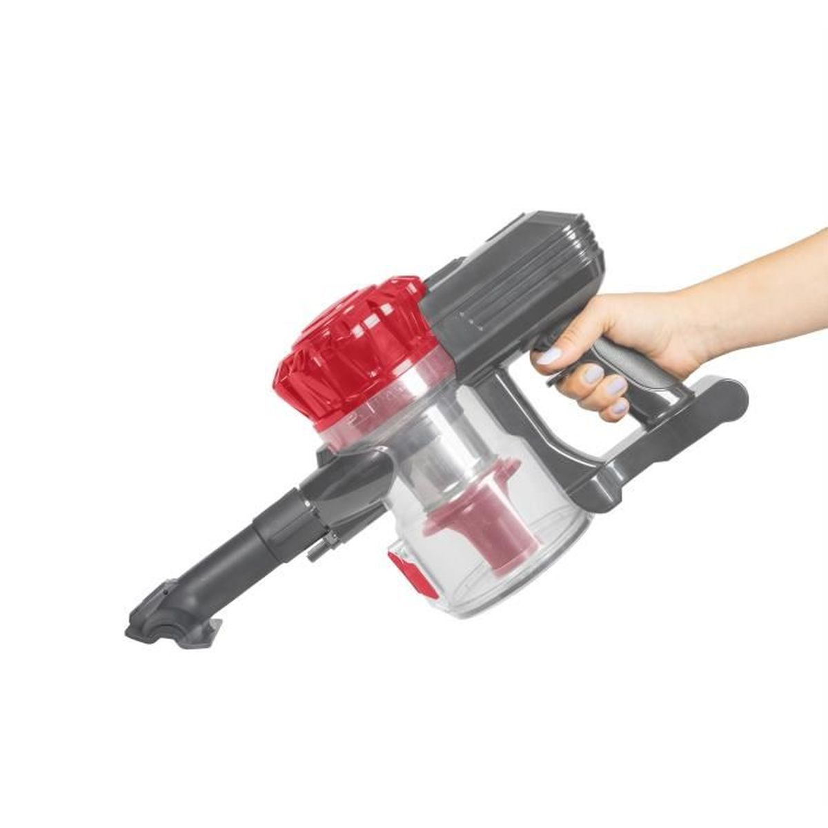 Eine Hand hält einen grau-roten Akku-Staubsauger. Der Staubsauger hat einen transparenten Staubbehälter und eine schwarze Düse. Der Hintergrund ist weiß.