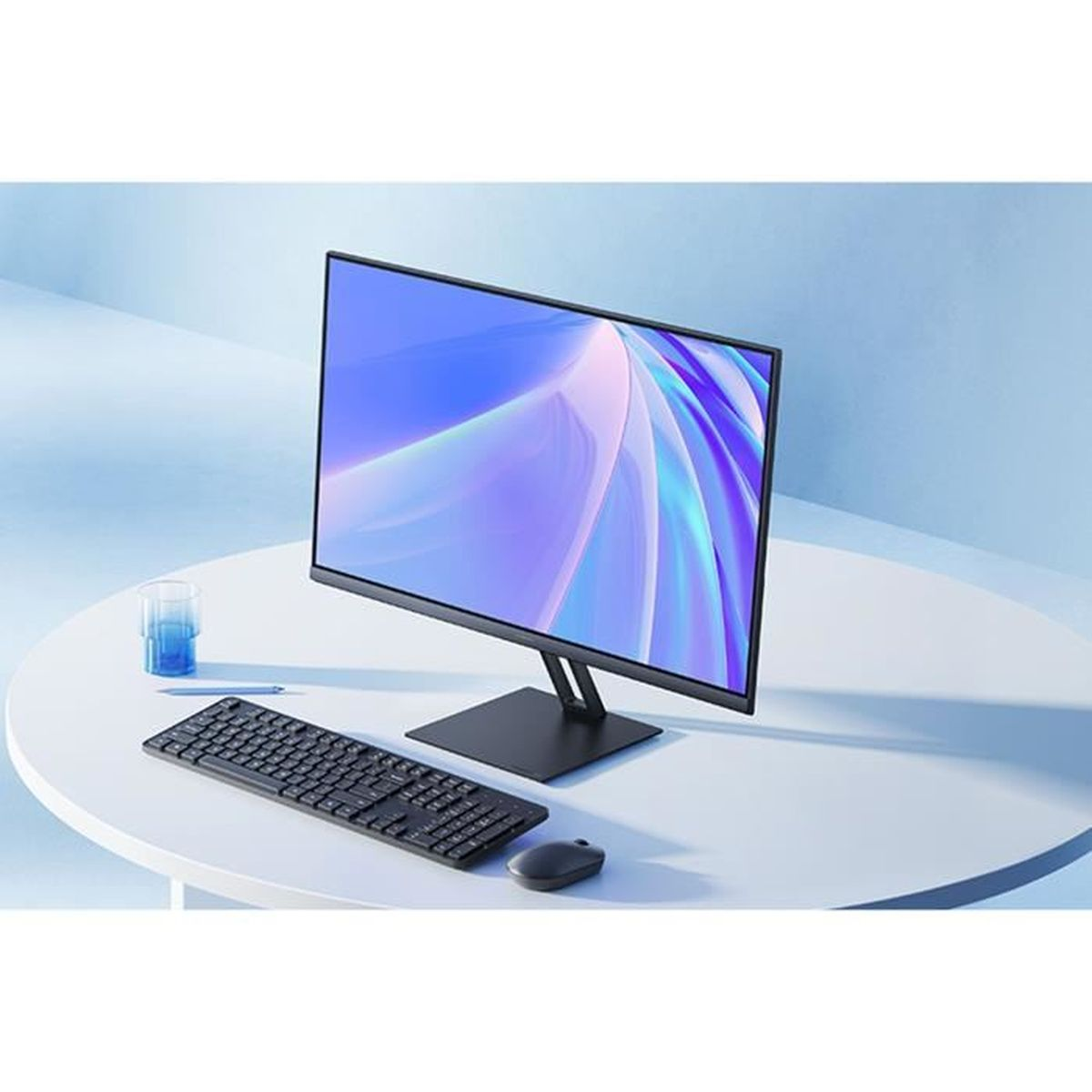 Ein Computer-Setup mit Monitor, Tastatur und Maus auf einem weißen Tisch. Der Hintergrund ist hellblau.