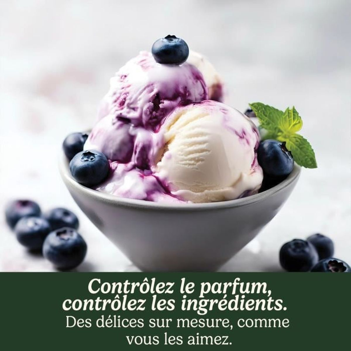 Miska lodów z jagodami. Lody waniliowe z wirami jagodowymi, udekorowane listkami mięty i jagodami.