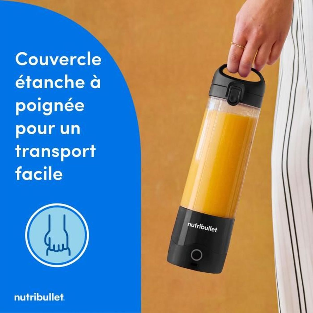 Una persona tiene in mano un frullatore Nutribullet pieno di liquido giallo. Ha coperchio e base neri. Un blocco di testo blu a sinistra.