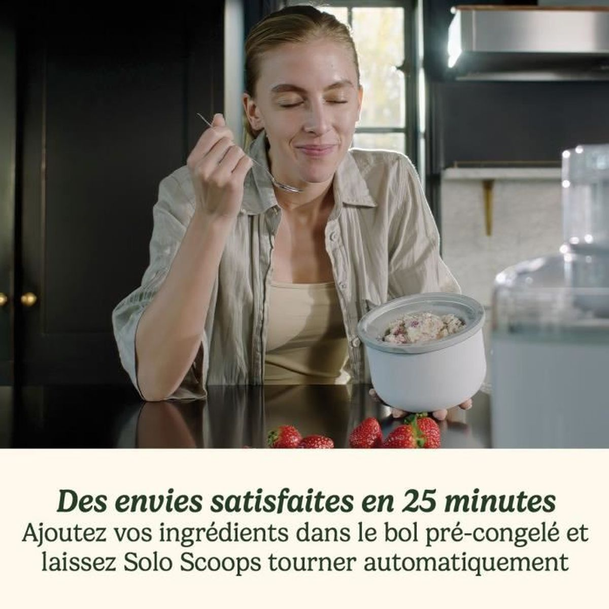 Kobieta je z miski, truskawki z przodu. Tekst: "Zaspokojone pragnienia w 25 minut. Dodaj składniki do wstępnie zamrożonej miski."