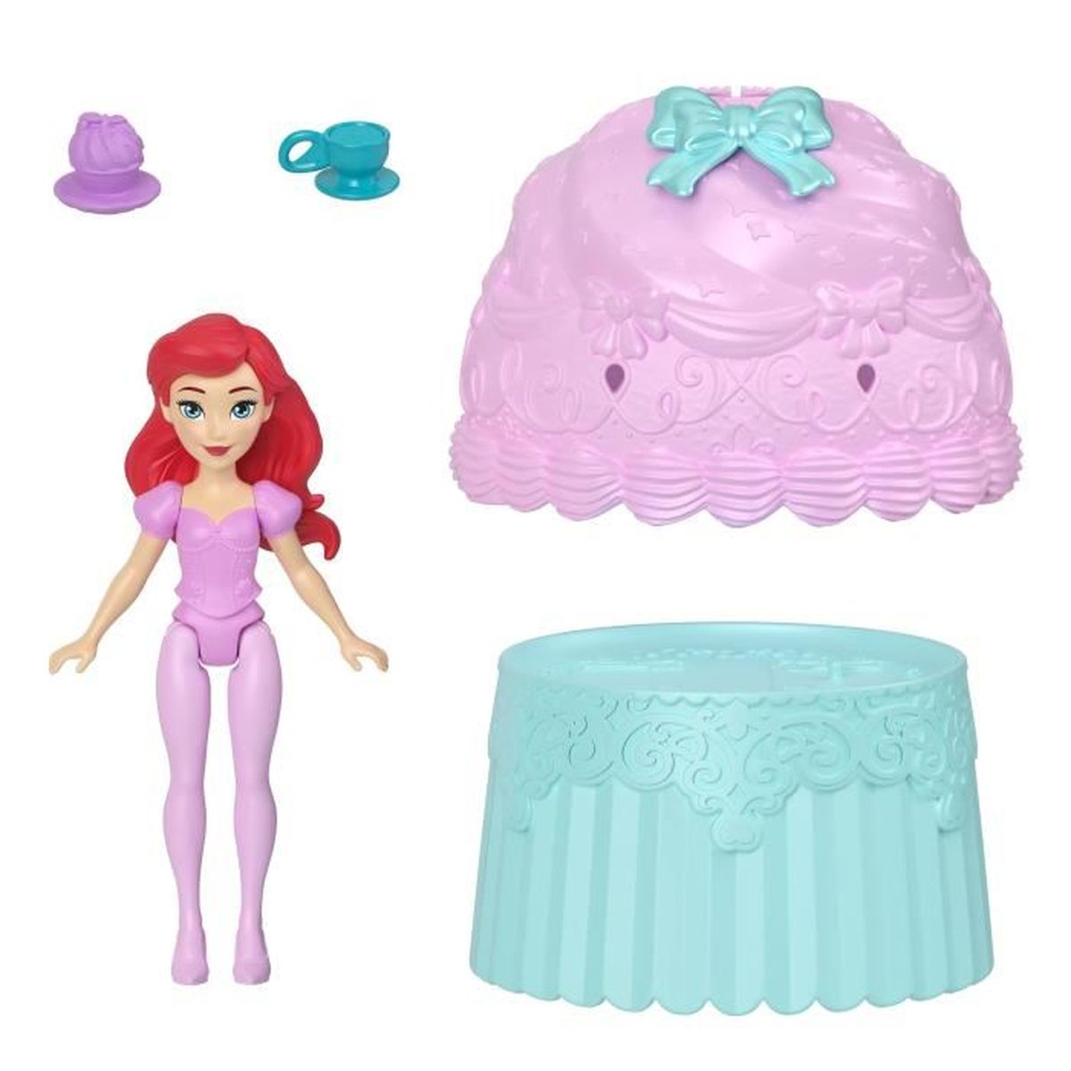 Arielle-Puppe mit roten Haaren, lila Kleid, Kuchen, Teetasse und Untertasse. Kuchen ist rosa mit blauer Schleife. Türkisfarbene Basis.