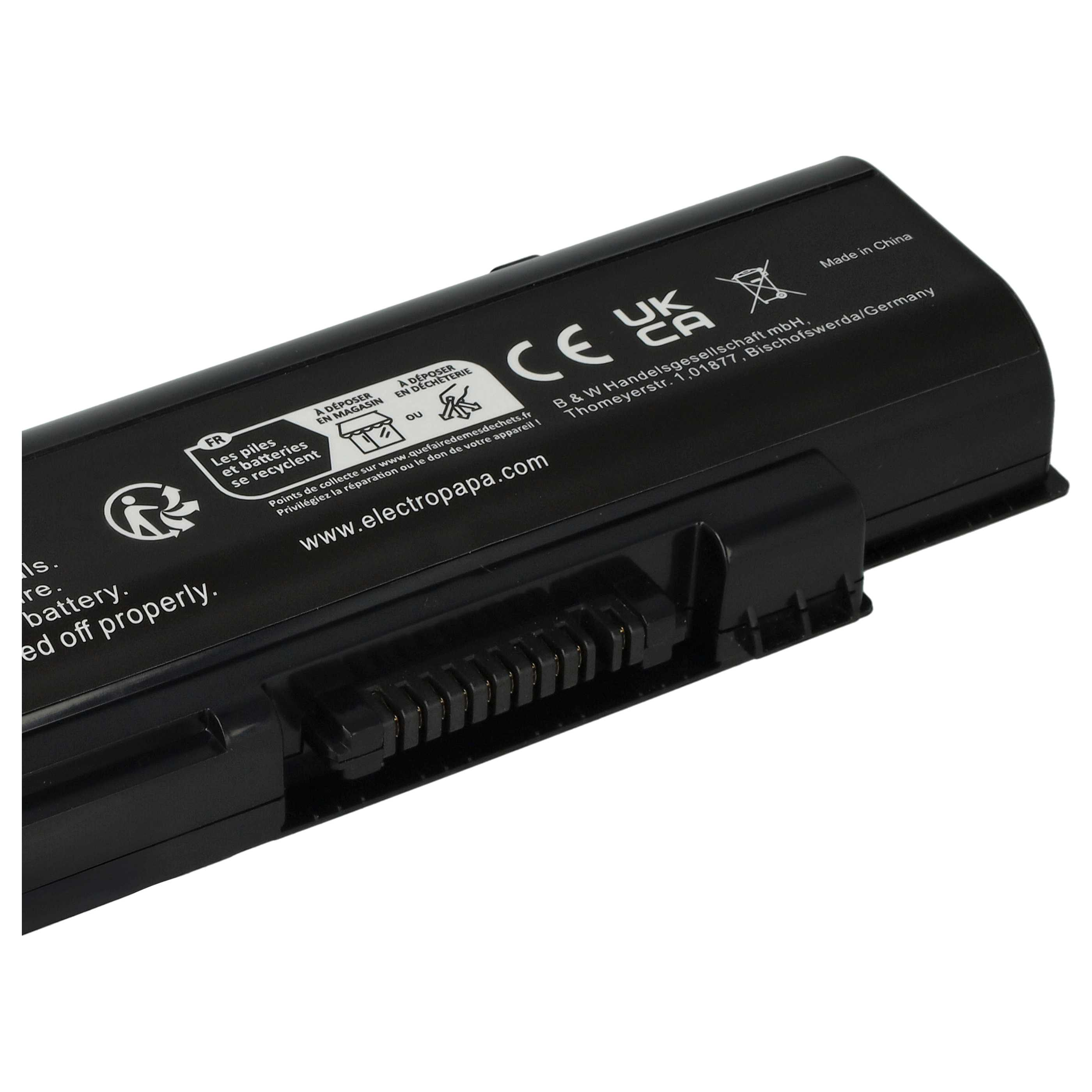 Schwarzer Laptop-Akku mit Recycling-Symbolen und Text. Enthält einen Stecker und Zertifizierungen. Hergestellt in China.