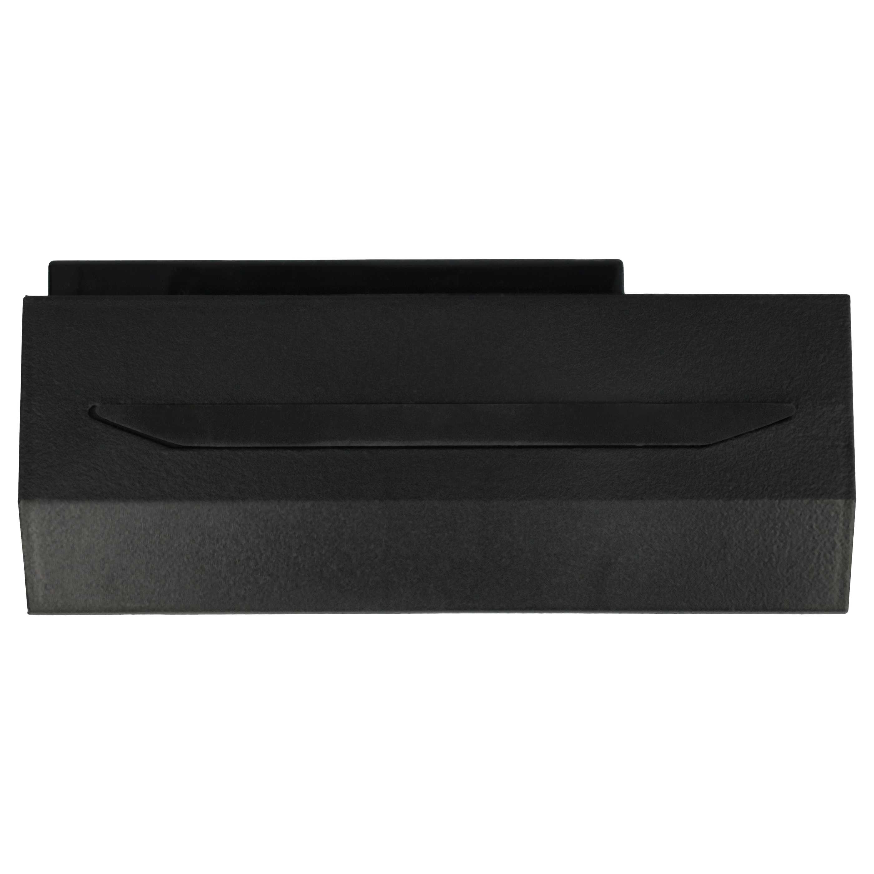 Eine schwarze, strukturierte Box vor weißem Hintergrund. Die Box hat einen Deckel und eine Aussparung vorn.