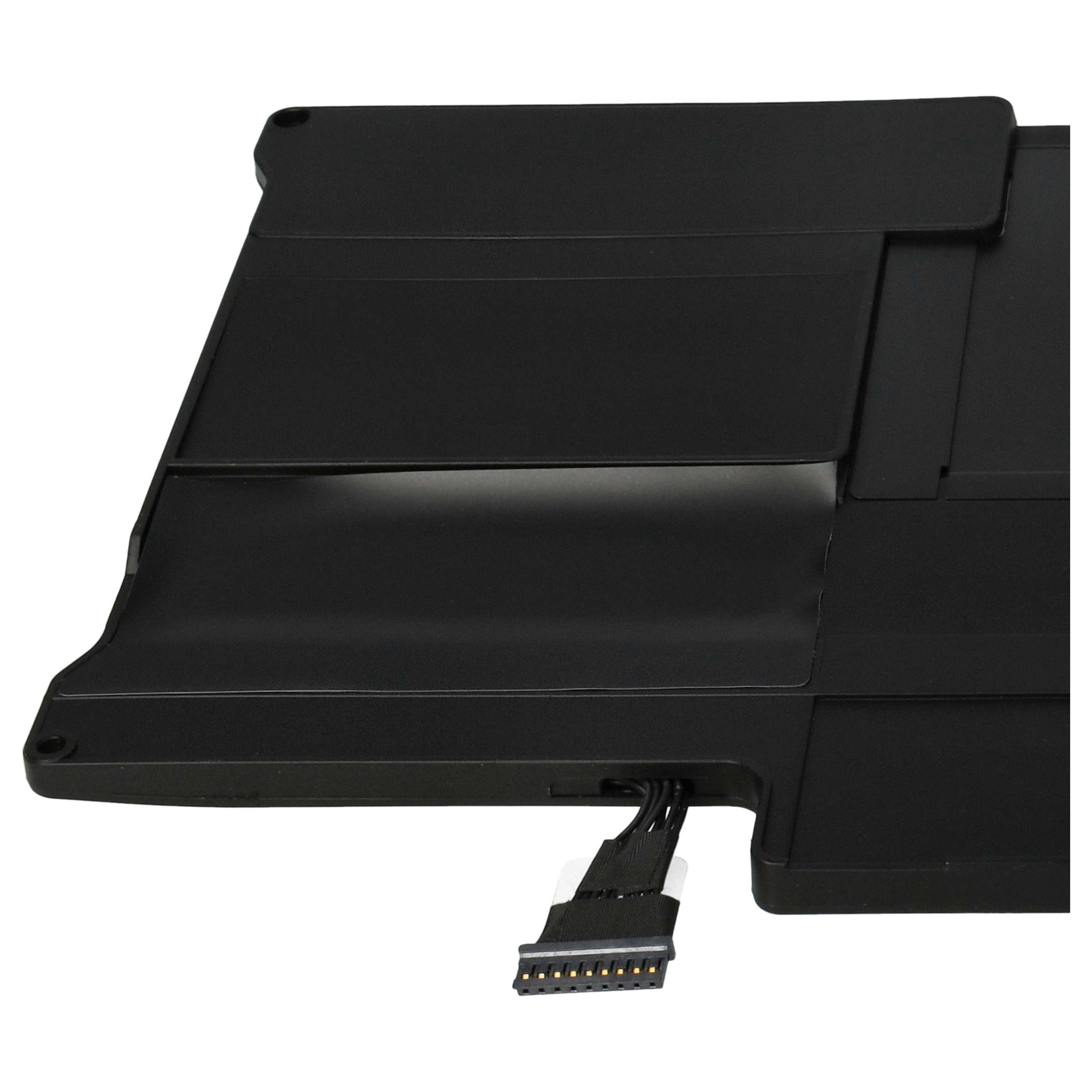 Schwarzes Laptop-Bauteil mit abgewinkeltem Design und einem Anschluss unten. Weißer Hintergrund.