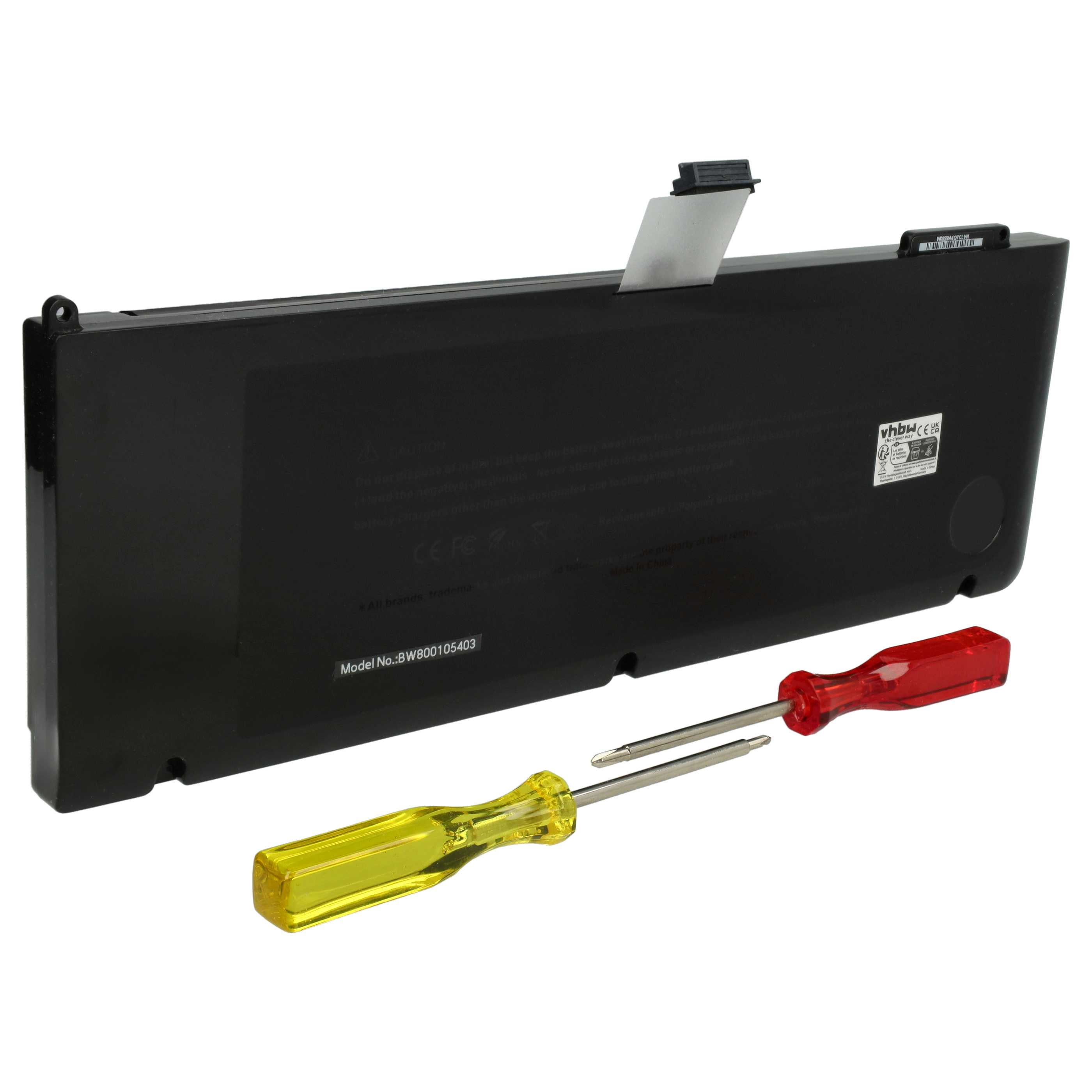 Ein schwarzer Laptop-Akku mit zwei Schraubendrehern, einem gelben und einem roten, auf weißem Hintergrund.